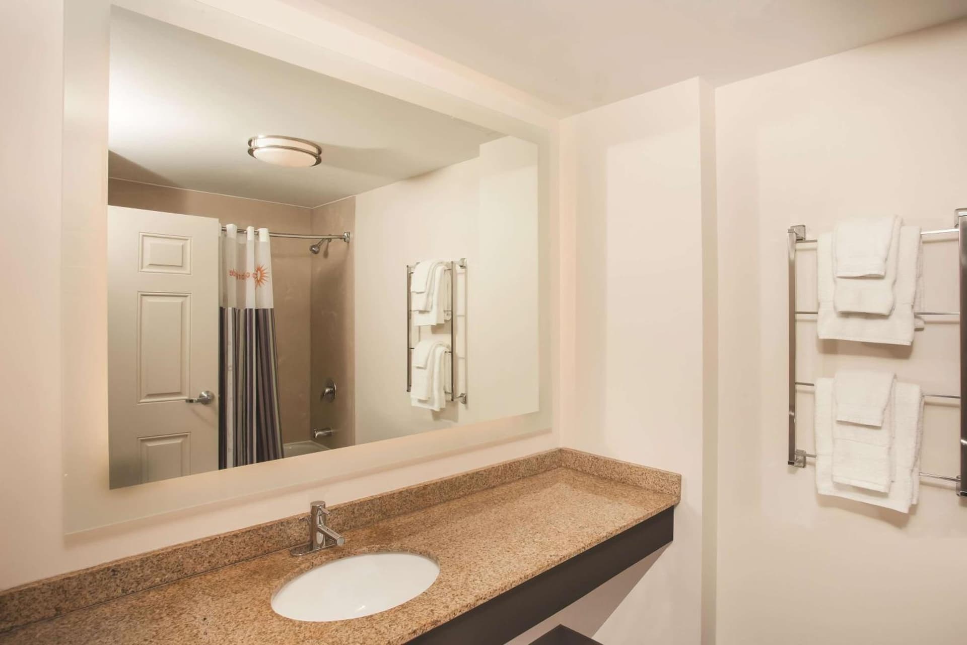 La Quinta Inn & Suites by Wyndham Chicago Downtown gallery photo in Chicago, IL — image 59