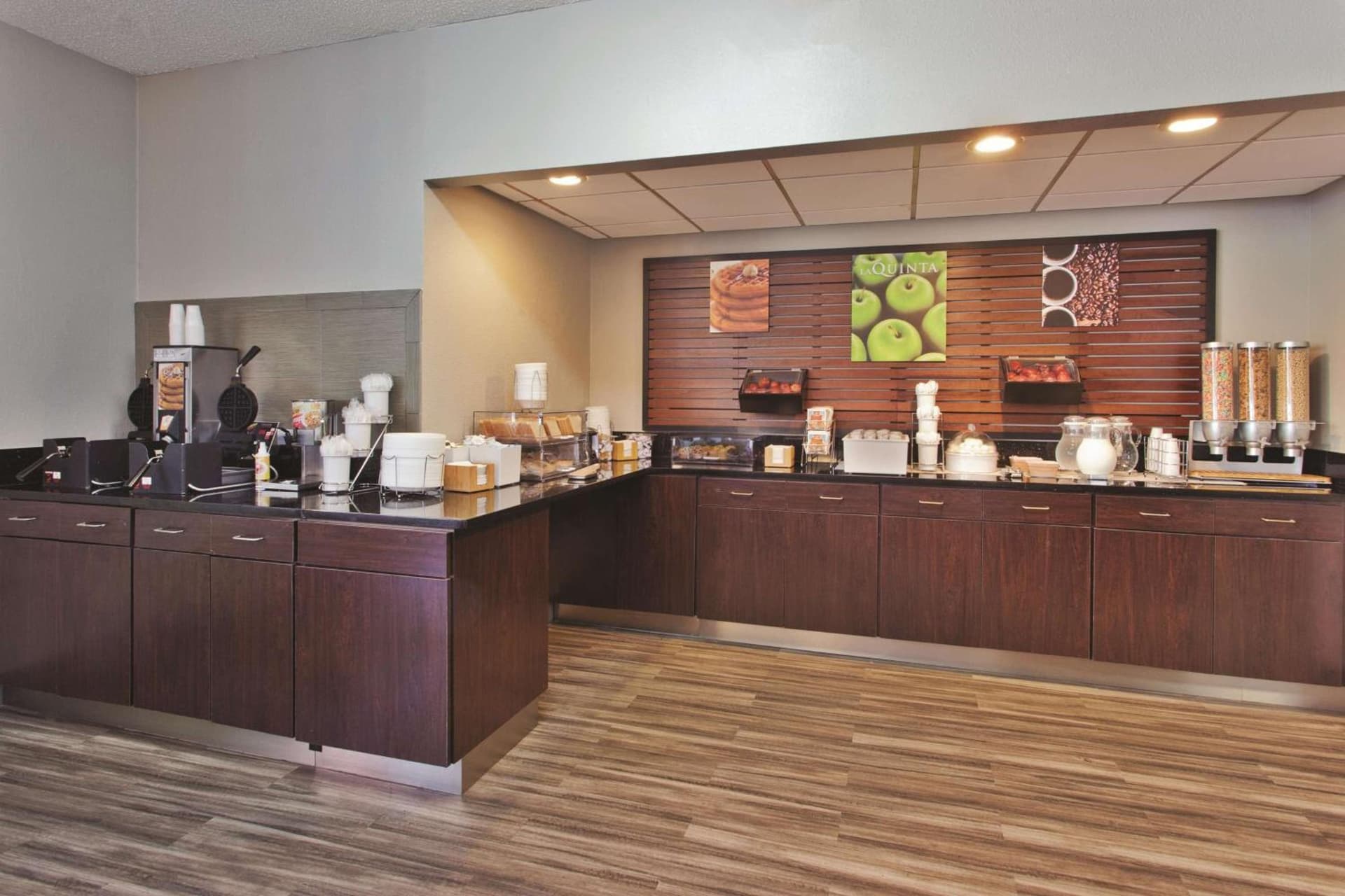 La Quinta Inn & Suites by Wyndham Charleston Riverview gallery photo in Charleston, SC — image 25