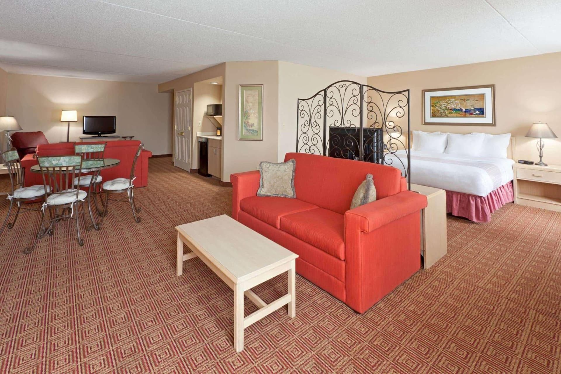 La Quinta by Wyndham Garden City property views in Garden City, NY — gallery photo 3