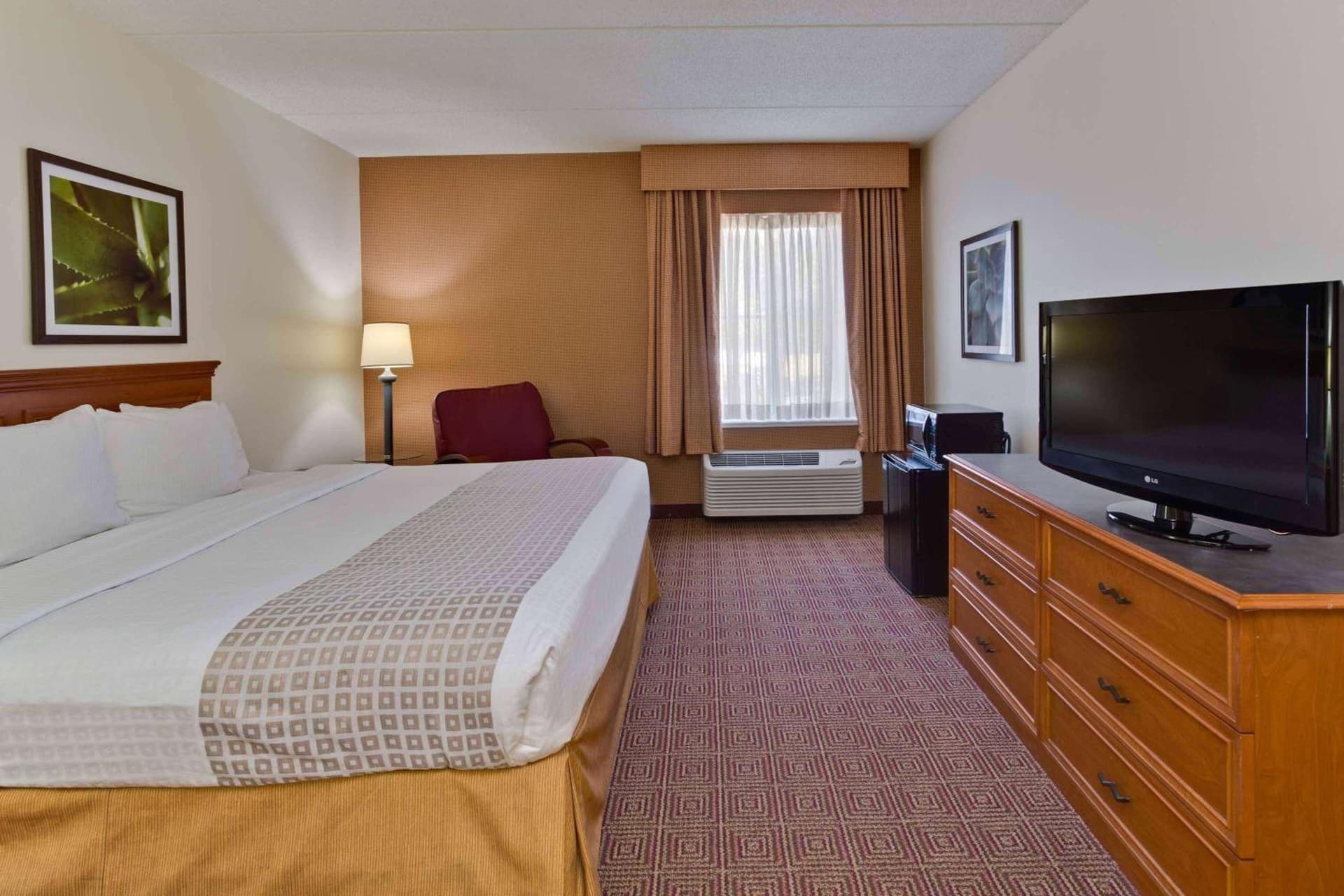 La Quinta by Wyndham Lakeland East interior in Lakeland, FL — gallery photo 2