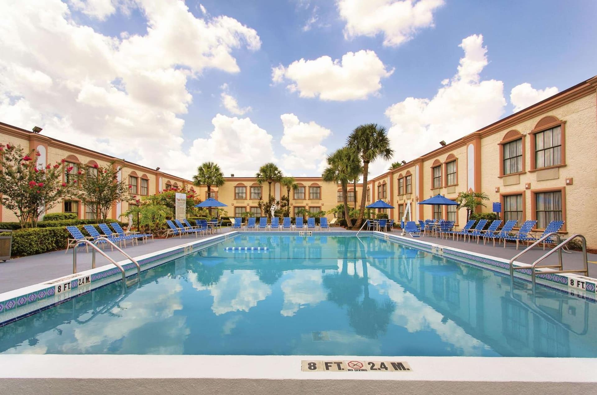 La Quinta Inn by Wyndham Orlando International Drive North interior in Orlando, FL — gallery photo 2