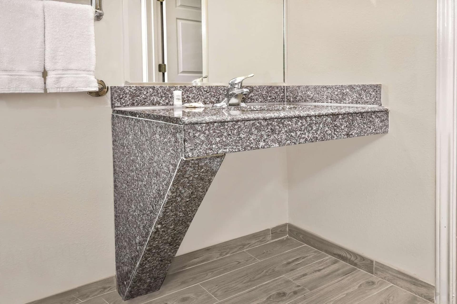 La Quinta Inn & Suites by Wyndham Mercedes Outlet Mall gallery photo in Mercedes, TX — image 26