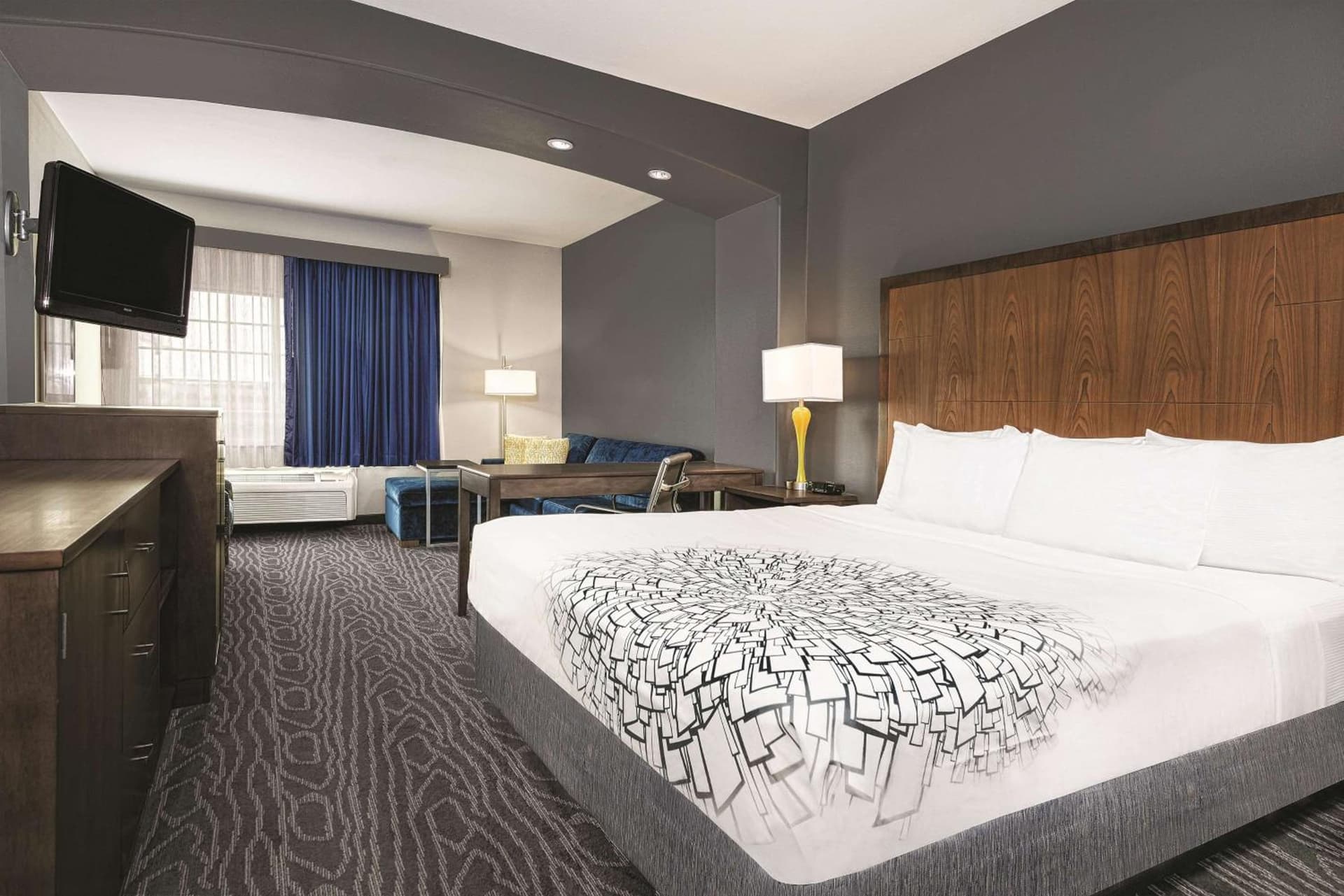 La Quinta Inn & Suites by Wyndham Mercedes Outlet Mall gallery photo in Mercedes, TX — image 9