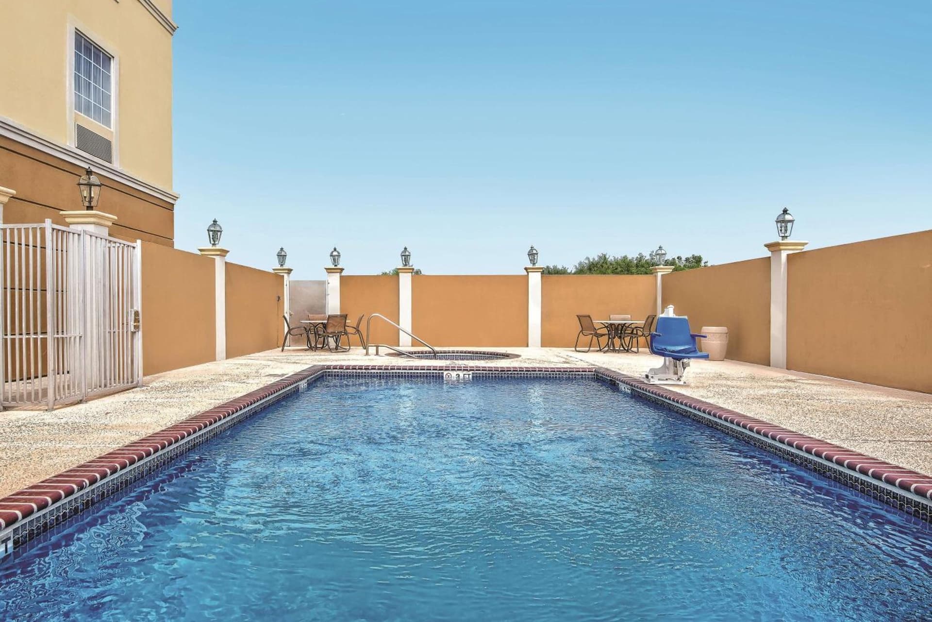 La Quinta Inn & Suites by Wyndham Mercedes Outlet Mall gallery photo in Mercedes, TX — image 22