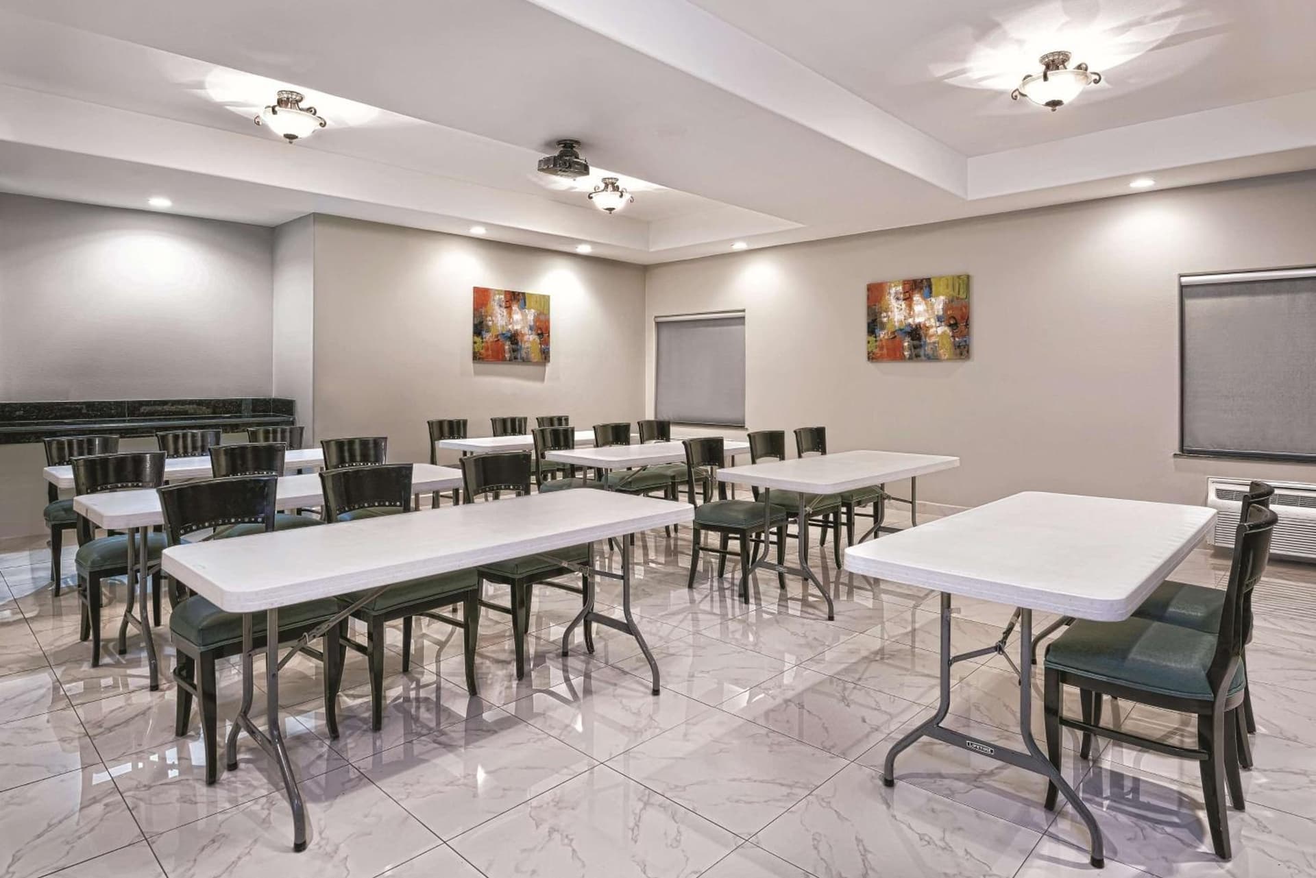 La Quinta Inn & Suites by Wyndham Mercedes Outlet Mall gallery photo in Mercedes, TX — image 24