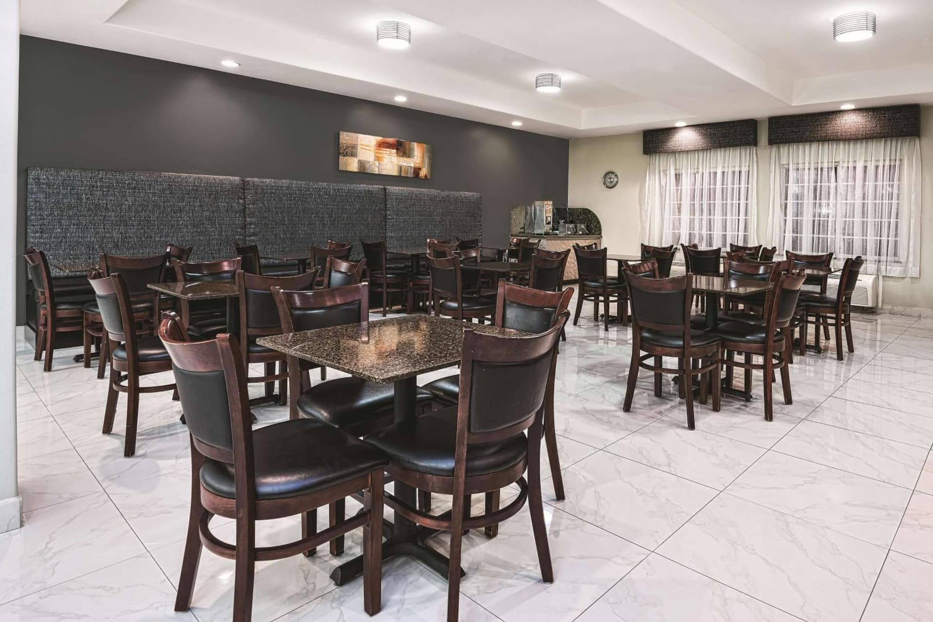La Quinta Inn & Suites by Wyndham Mercedes Outlet Mall gallery photo in Mercedes, TX — image 7