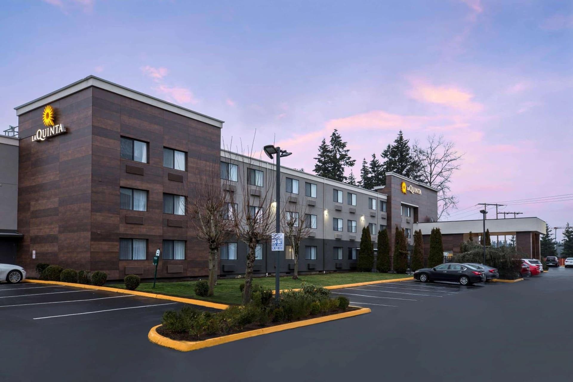 La Quinta Inn by Wyndham Everett interior in Everett, WA — gallery photo 2