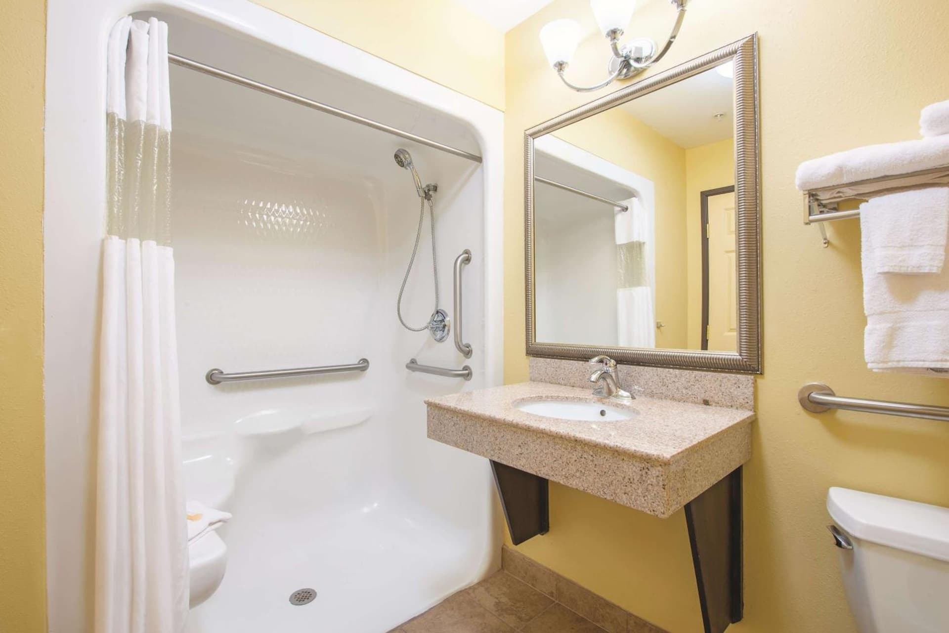La Quinta by Wyndham Tulsa Airport / Expo Square gallery photo in Tulsa, OK — image 9