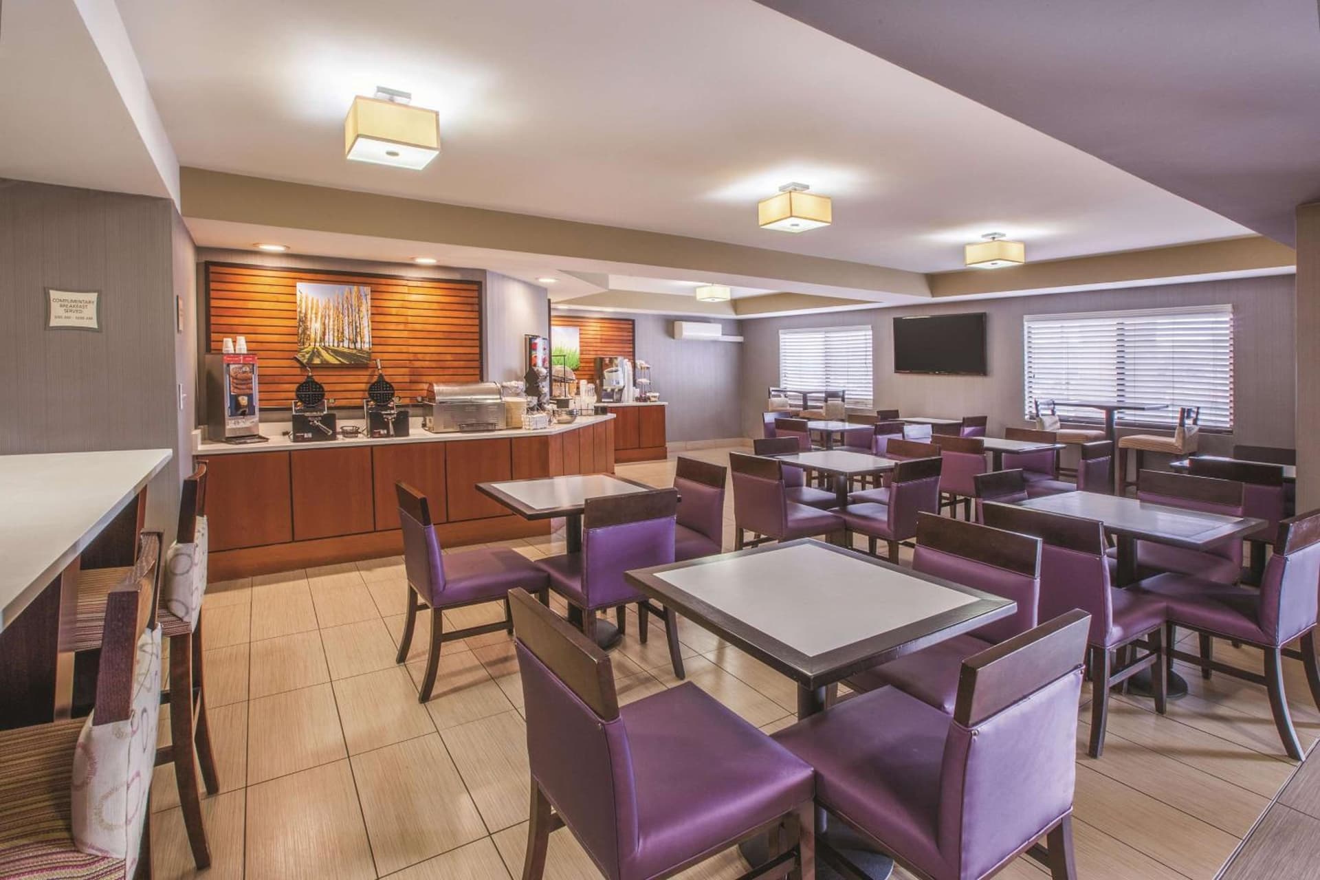 La Quinta by Wyndham Erie interior in Erie, PA — gallery photo 2