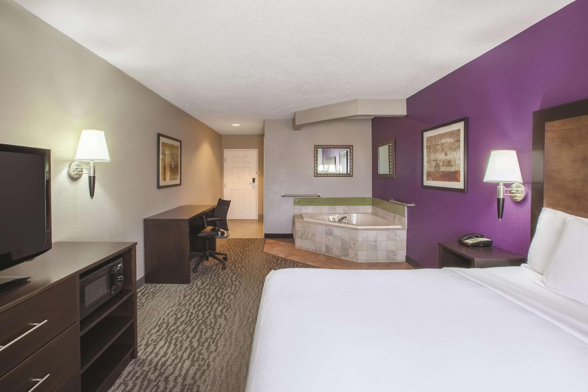 La Quinta by Wyndham Erie gallery photo in Erie, PA — image 24