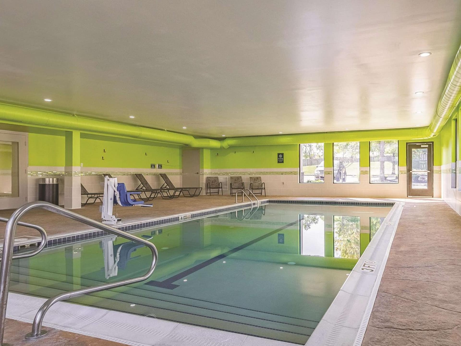 La Quinta Inn & Suites by Wyndham Cleveland Airport West gallery photo in North Olmsted, OH — image 31