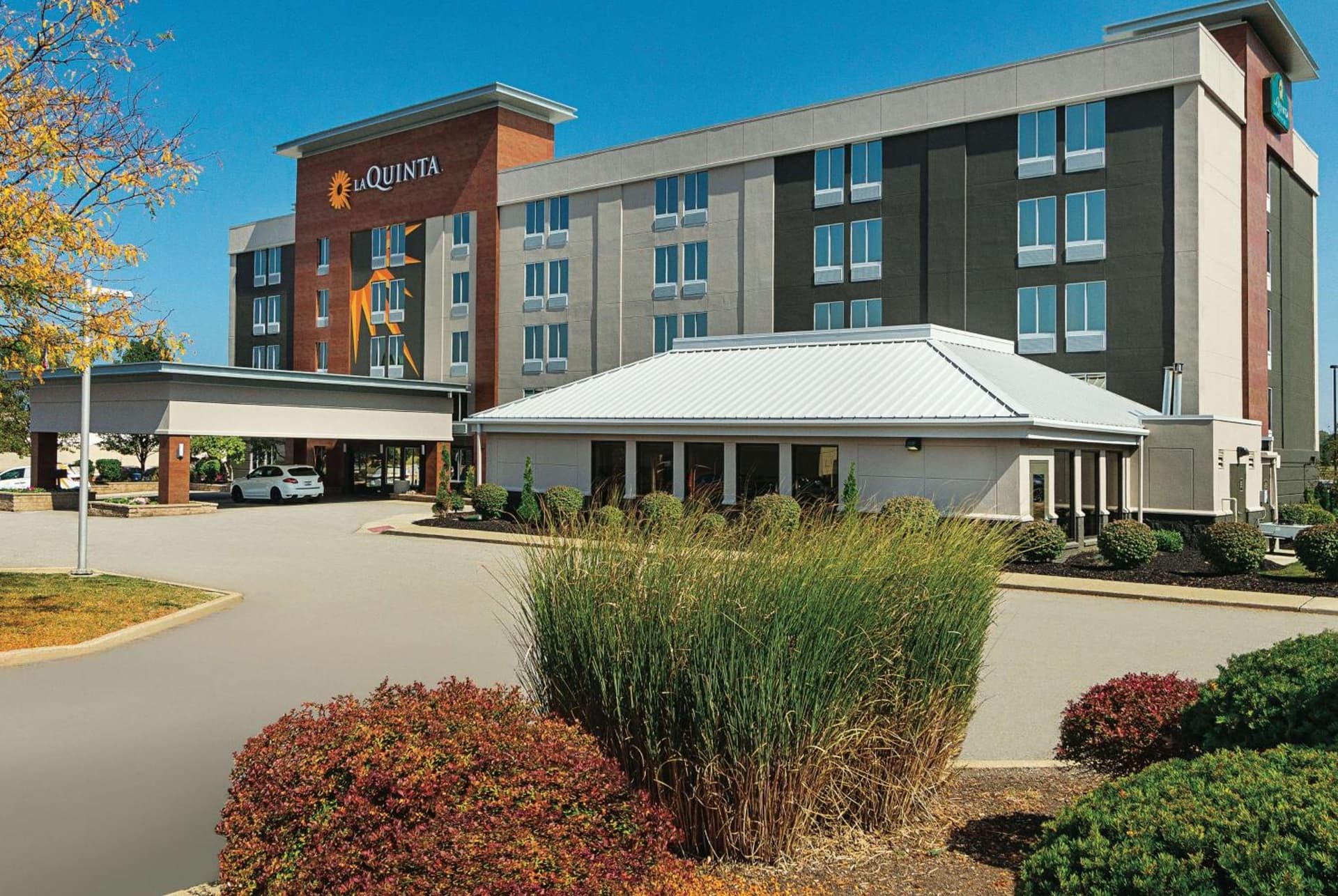 La Quinta Inn & Suites by Wyndham Cleveland Airport West interior in North Olmsted, OH — gallery photo 2
