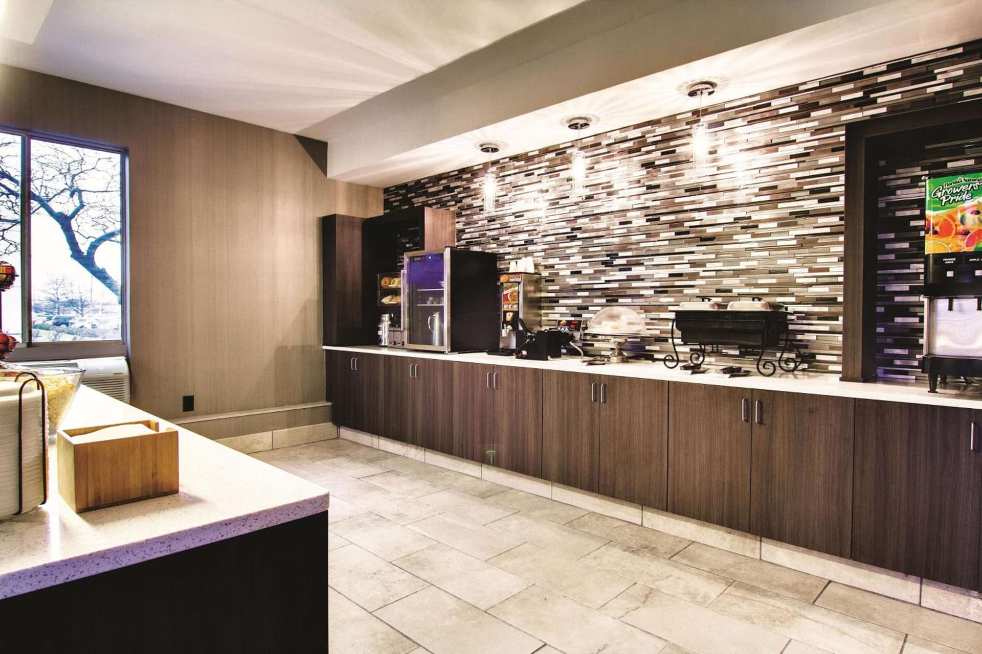 La Quinta Inn & Suites by Wyndham Cleveland Airport West gallery photo in North Olmsted, OH — image 16