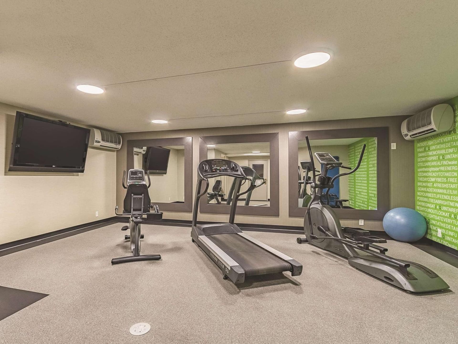 La Quinta Inn & Suites by Wyndham Cleveland Airport West gallery photo in North Olmsted, OH — image 14