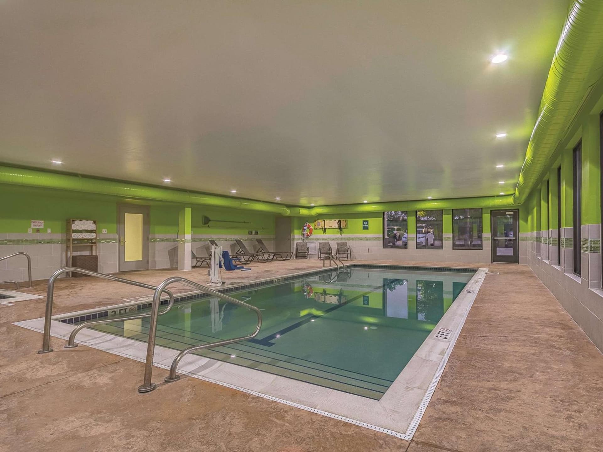 La Quinta Inn & Suites by Wyndham Cleveland Airport West interior in North Olmsted, OH — gallery photo 2