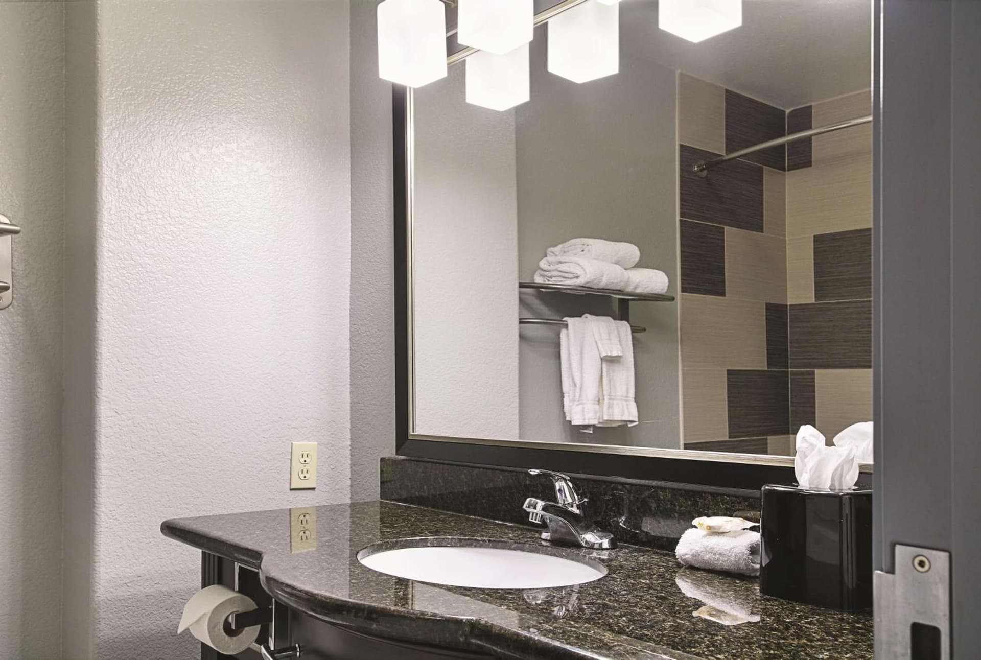 La Quinta Inn & Suites by Wyndham South Dallas - Hutchins gallery photo in Hutchins, TX — image 20