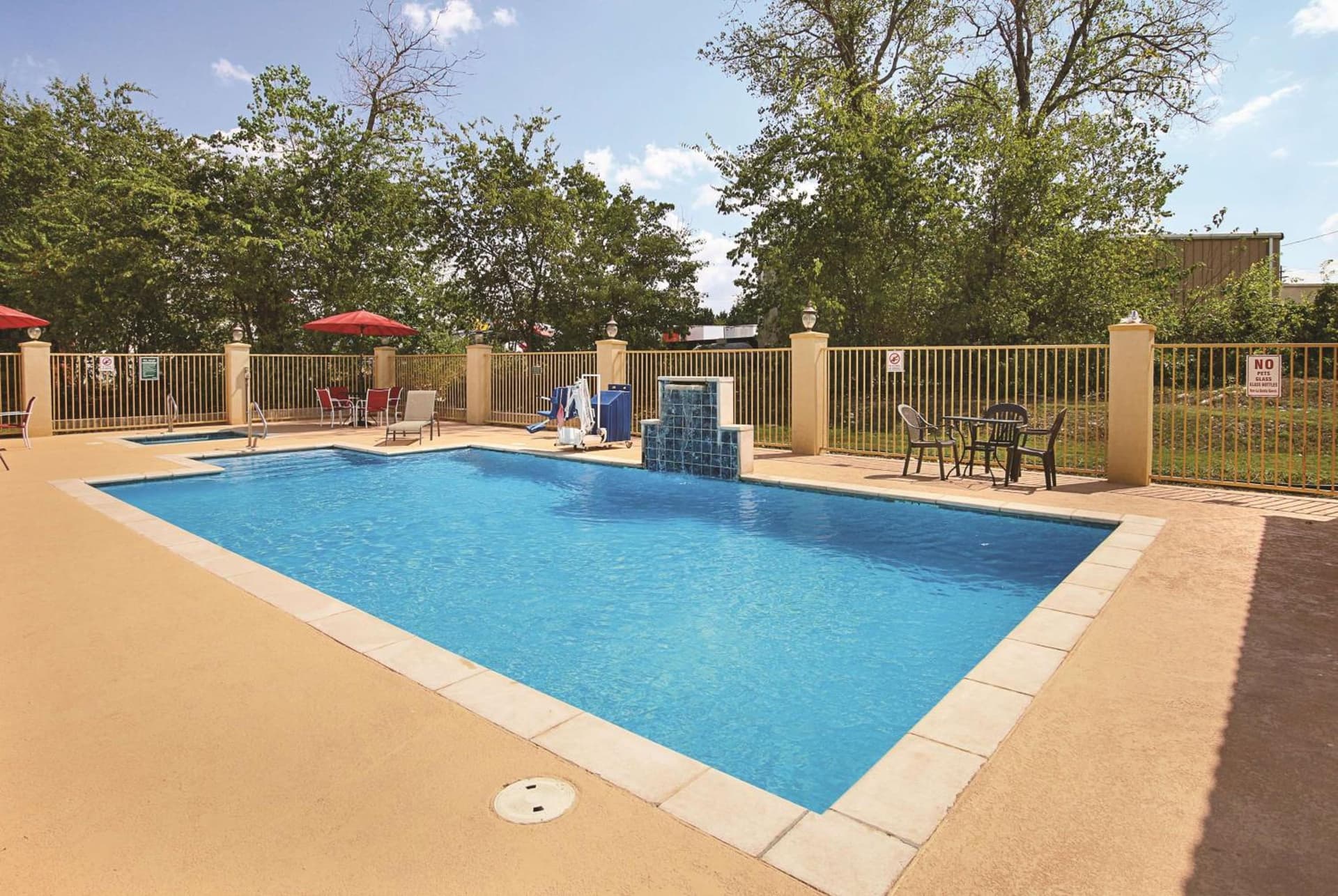 La Quinta Inn & Suites by Wyndham South Dallas - Hutchins gallery photo in Hutchins, TX — image 13