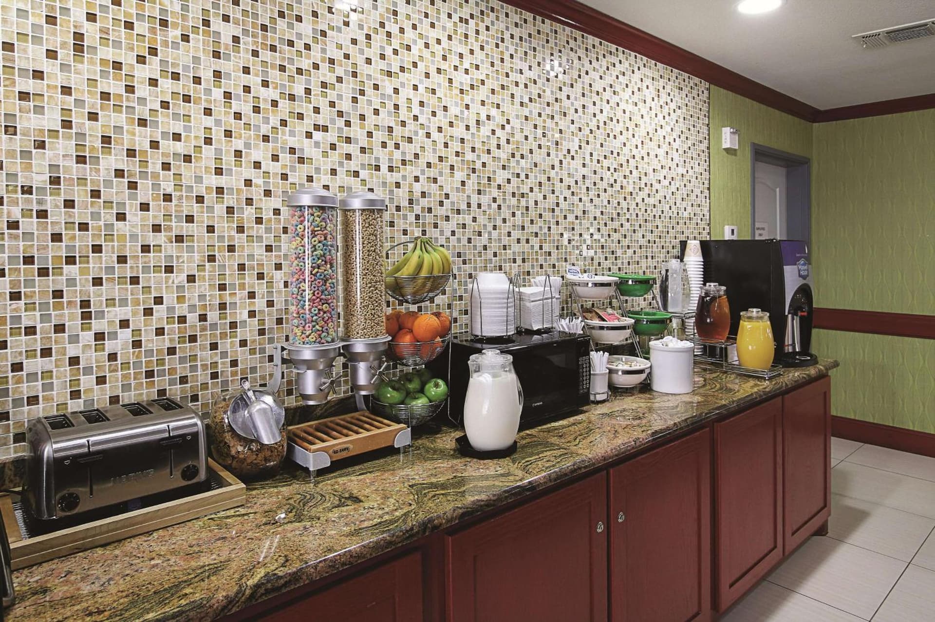 La Quinta Inn & Suites by Wyndham South Dallas - Hutchins gallery photo in Hutchins, TX — image 21
