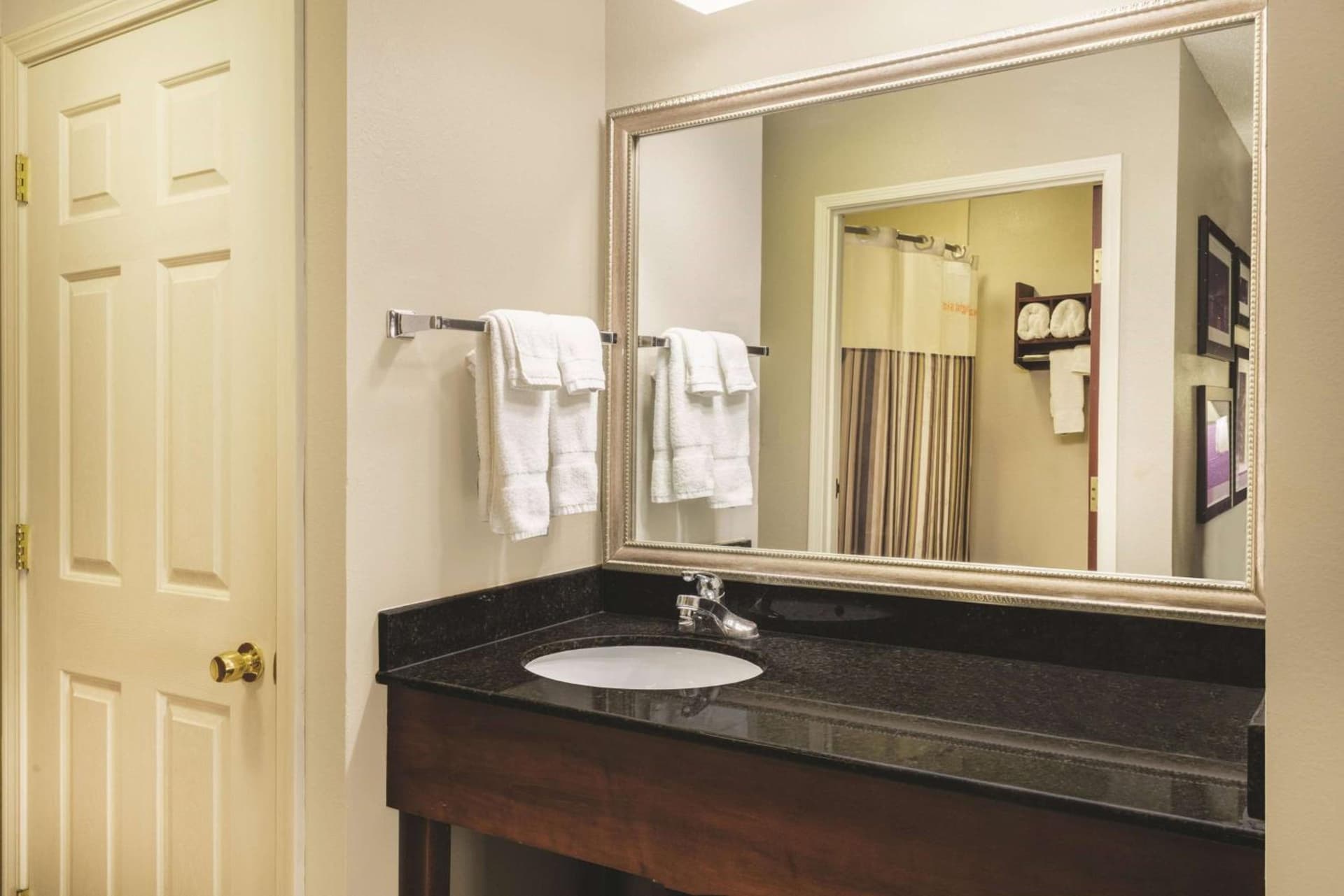 La Quinta Inn & Suites by Wyndham Louisville East gallery photo in Louisville, KY — image 44
