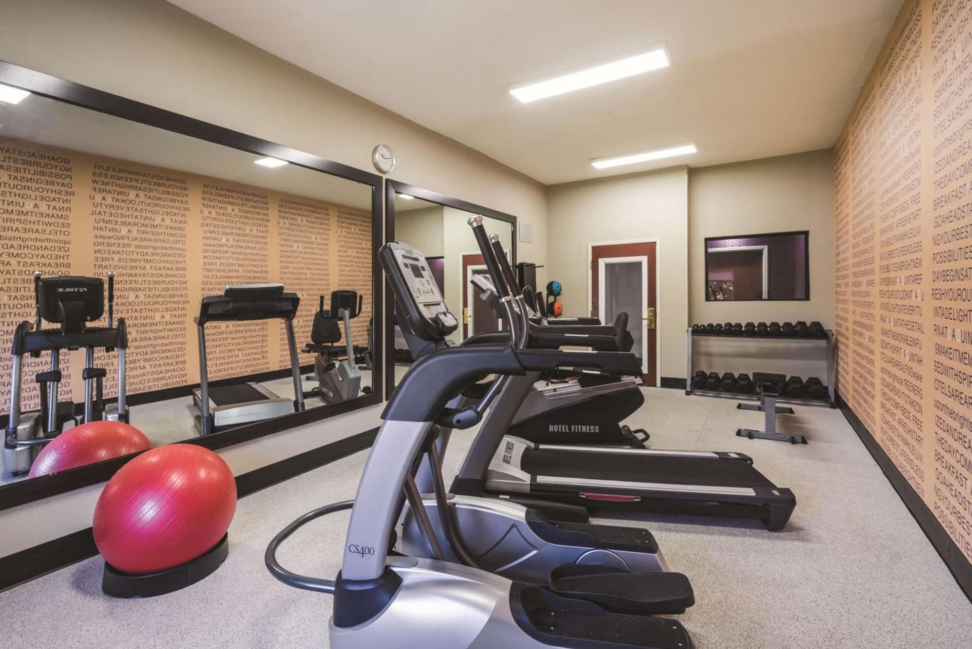 La Quinta Inn & Suites by Wyndham Louisville East gallery photo in Louisville, KY — image 52