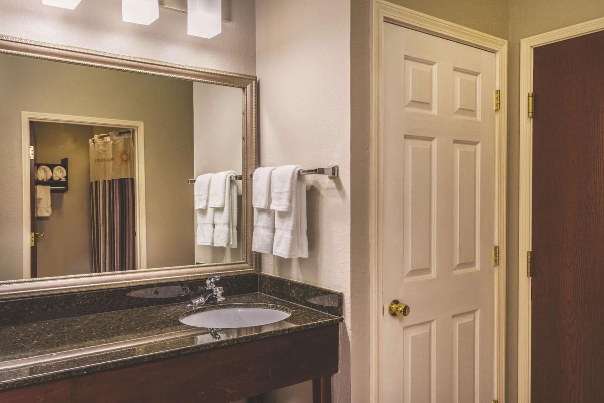 La Quinta Inn & Suites by Wyndham Louisville East gallery photo in Louisville, KY — image 7