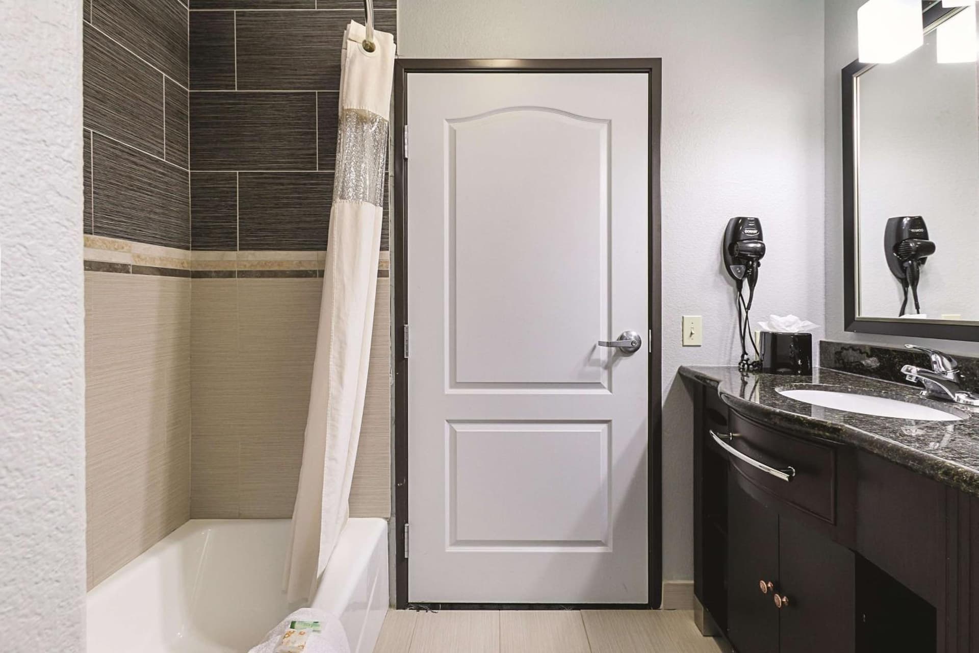 La Quinta Inn & Suites by Wyndham South Dallas - Hutchins gallery photo in Hutchins, TX — image 35