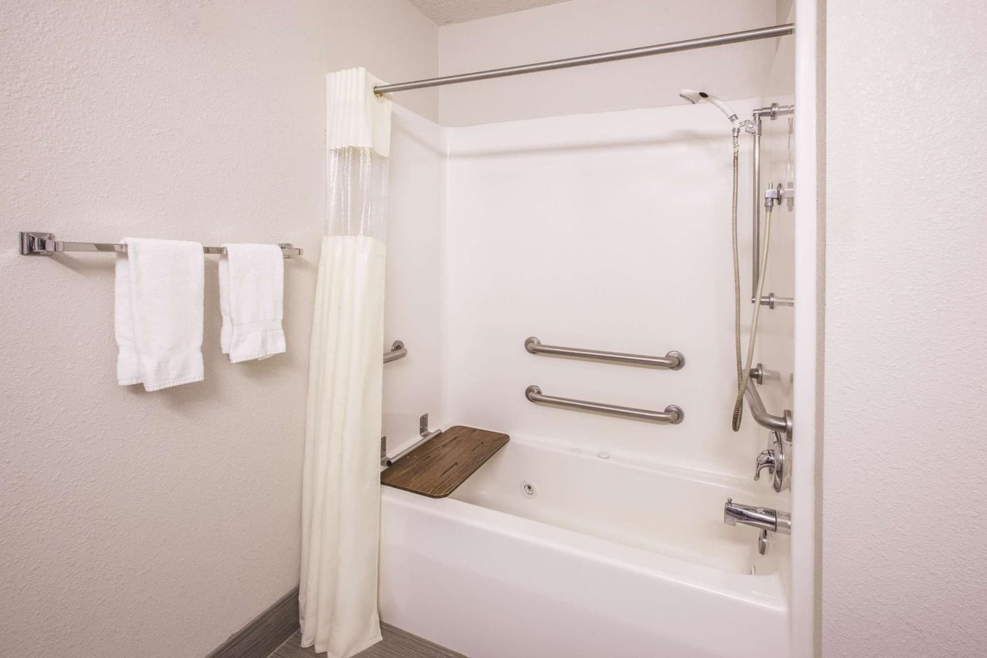 La Quinta by Wyndham Erie gallery photo in Erie, PA — image 11