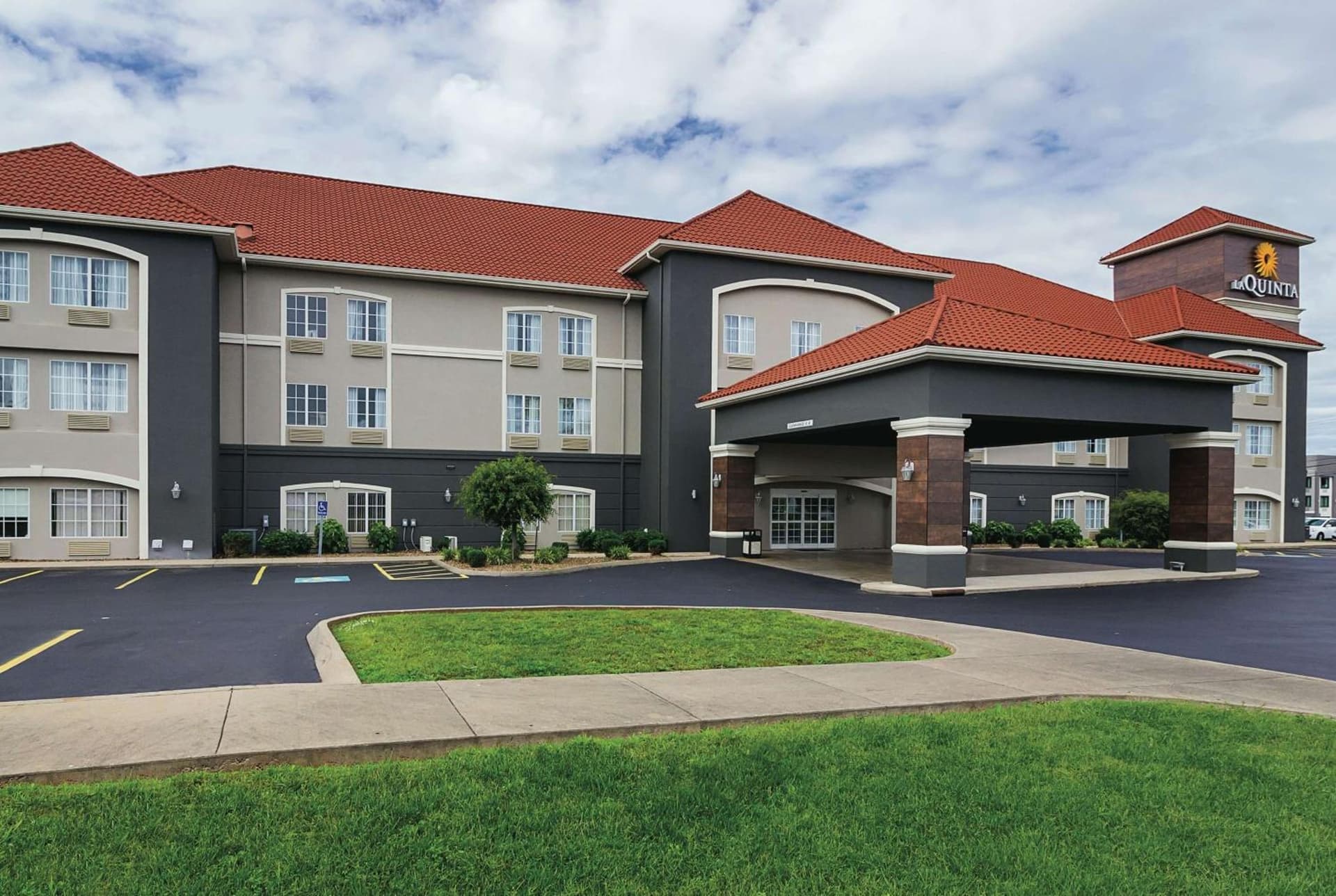 La Quinta by Wyndham Bowling Green interior in Bowling Green, KY — gallery photo 2