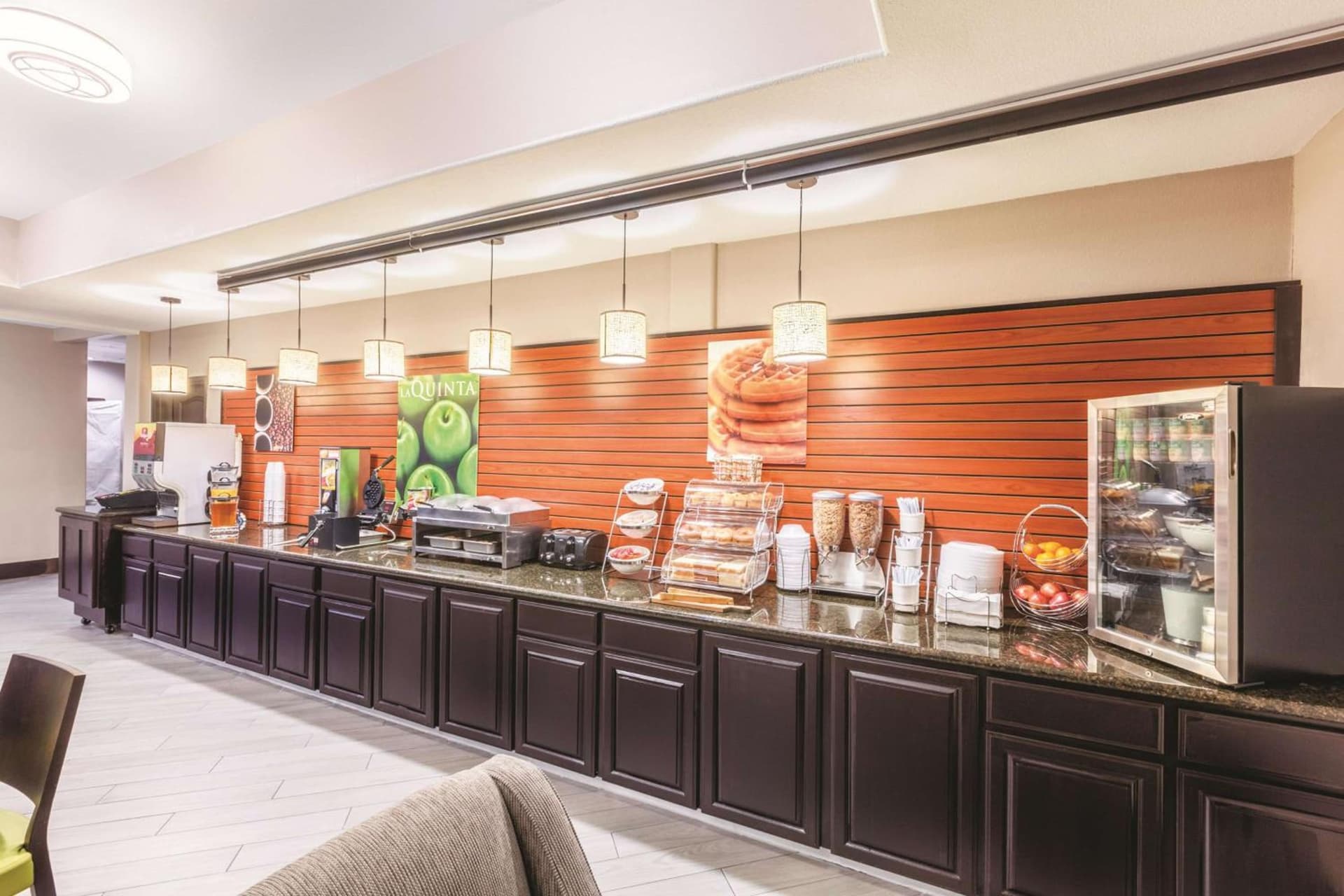 La Quinta by Wyndham Houston IAH Bush Intl Airport E interior in Humble, TX — gallery photo 2