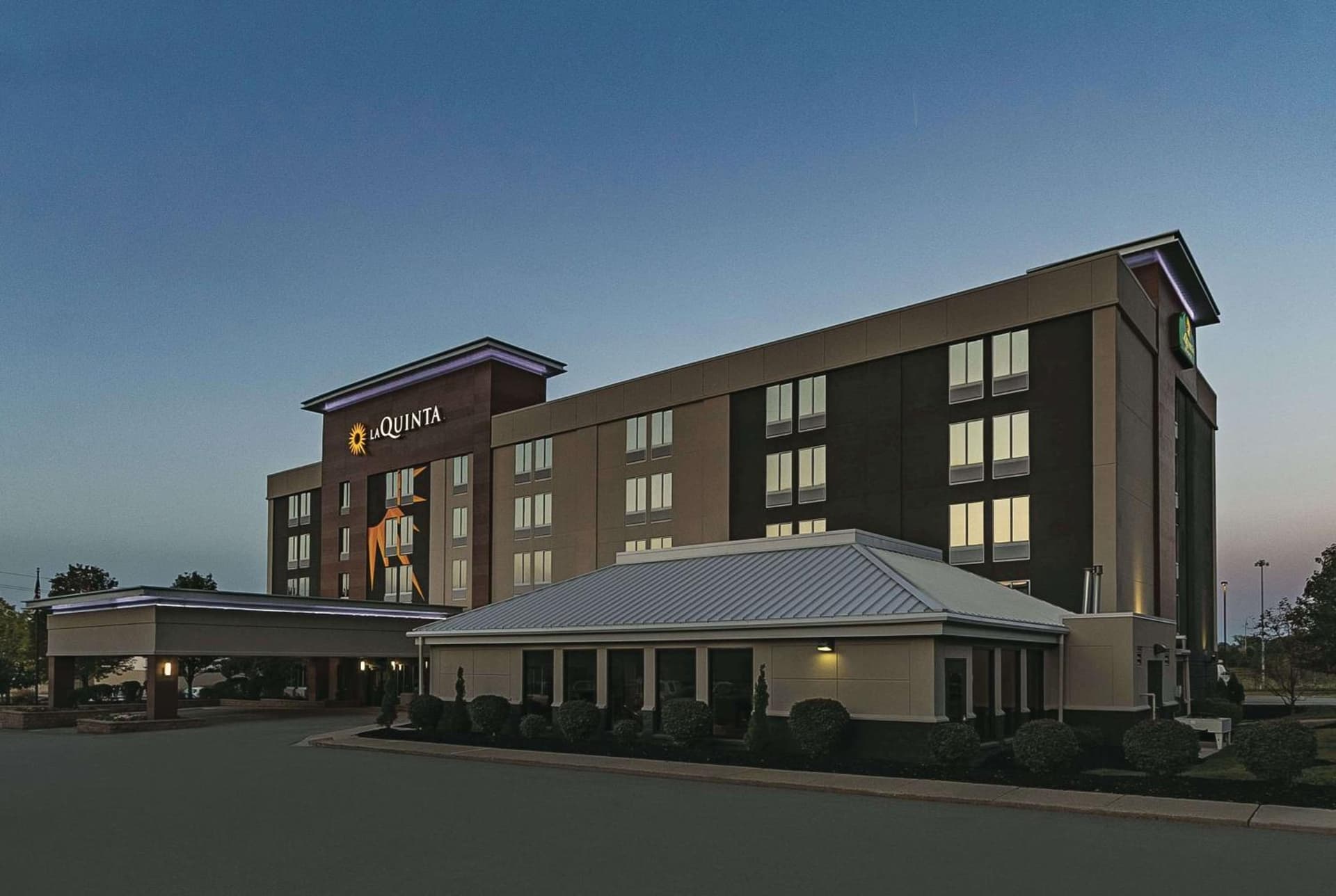 La Quinta Inn & Suites by Wyndham Cleveland Airport West gallery photo in North Olmsted, OH — image 40