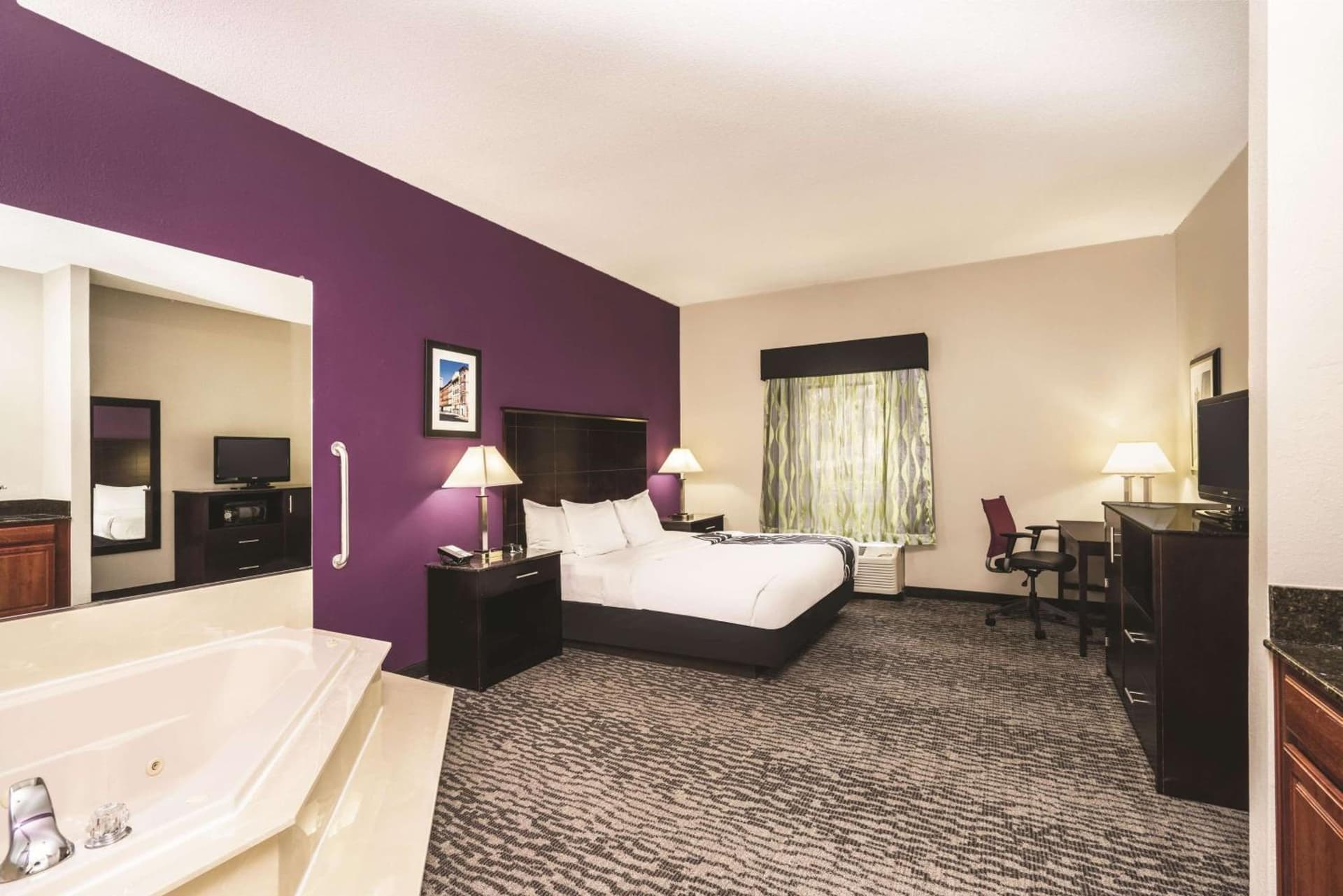 La Quinta Inn & Suites by Wyndham Louisville East gallery photo in Louisville, KY — image 40