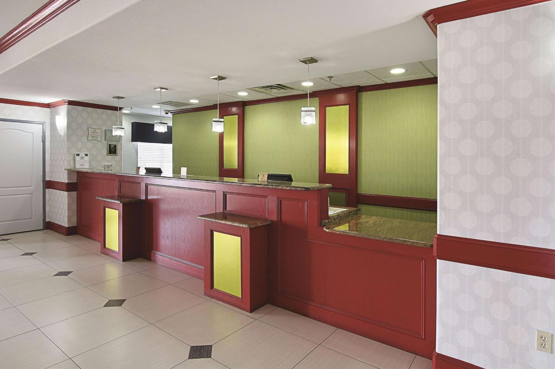 La Quinta Inn & Suites by Wyndham South Dallas - Hutchins interior in Hutchins, TX — gallery photo 2