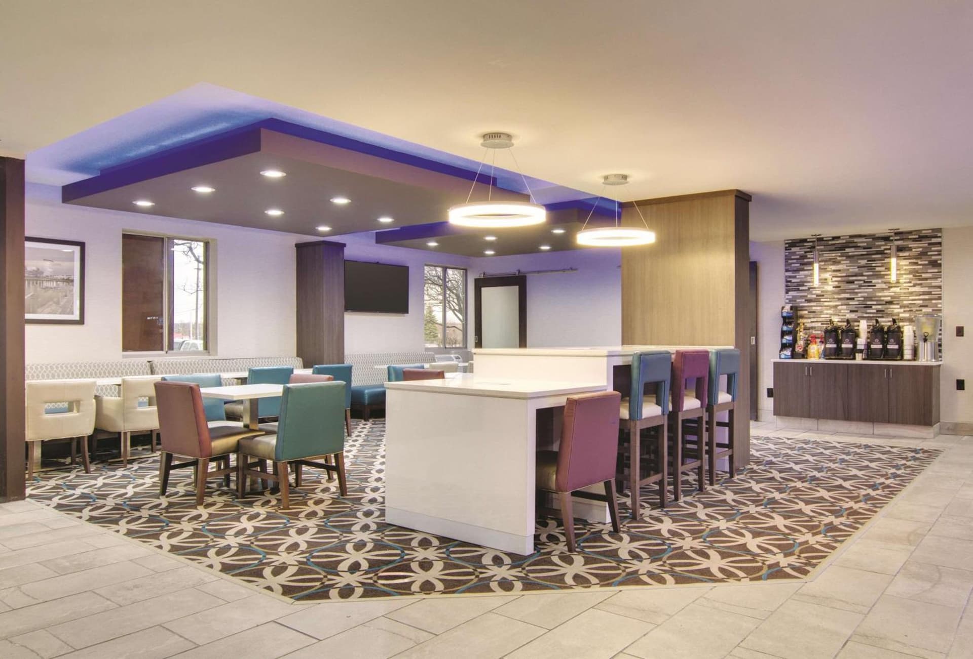La Quinta Inn & Suites by Wyndham Cleveland Airport West gallery photo in North Olmsted, OH — image 43