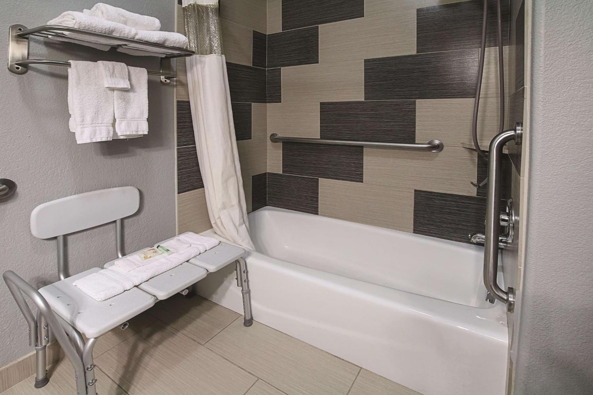 La Quinta Inn & Suites by Wyndham South Dallas - Hutchins gallery photo in Hutchins, TX — image 16