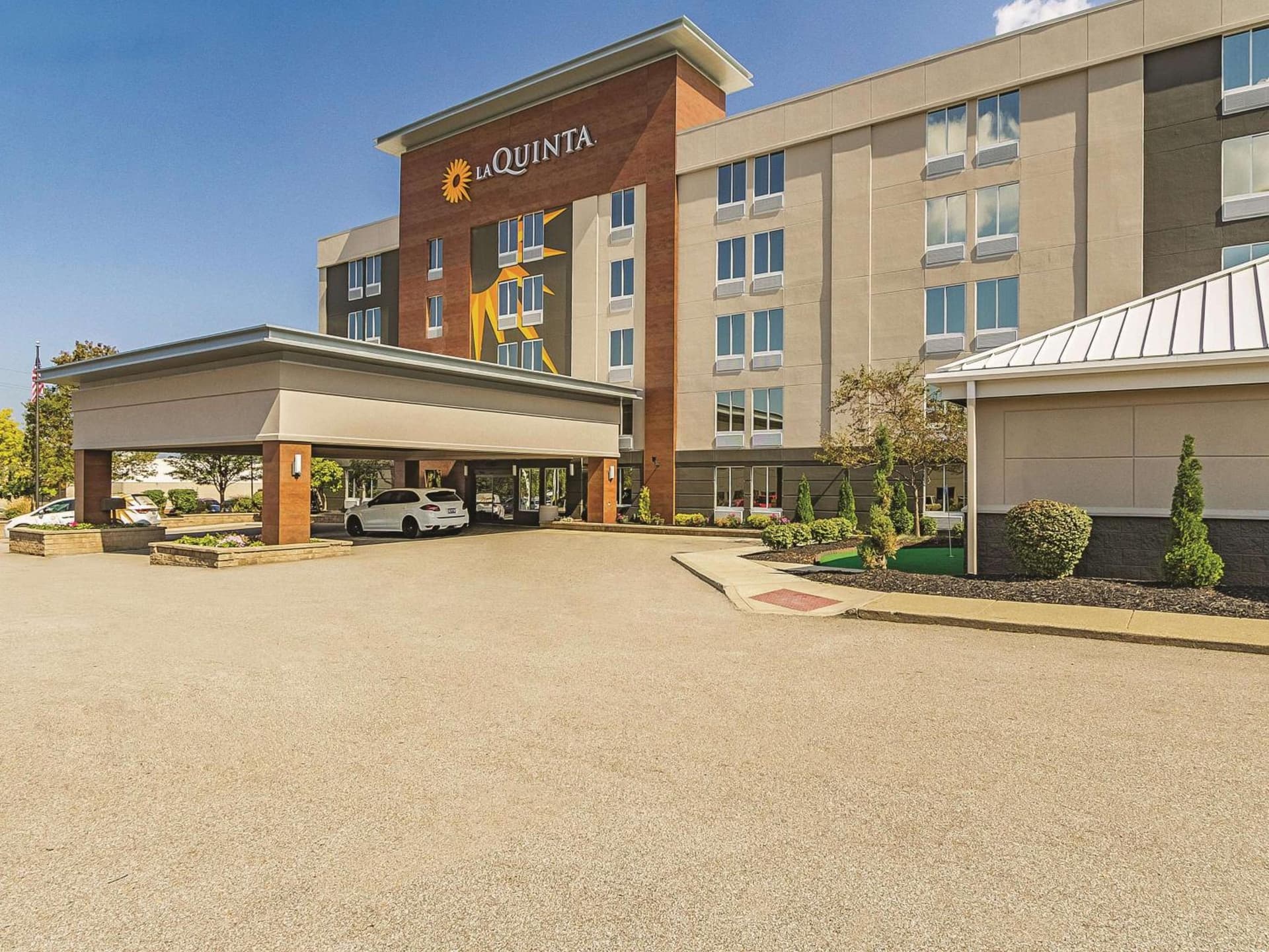 La Quinta Inn & Suites by Wyndham Cleveland Airport West property views in North Olmsted, OH — gallery photo 3