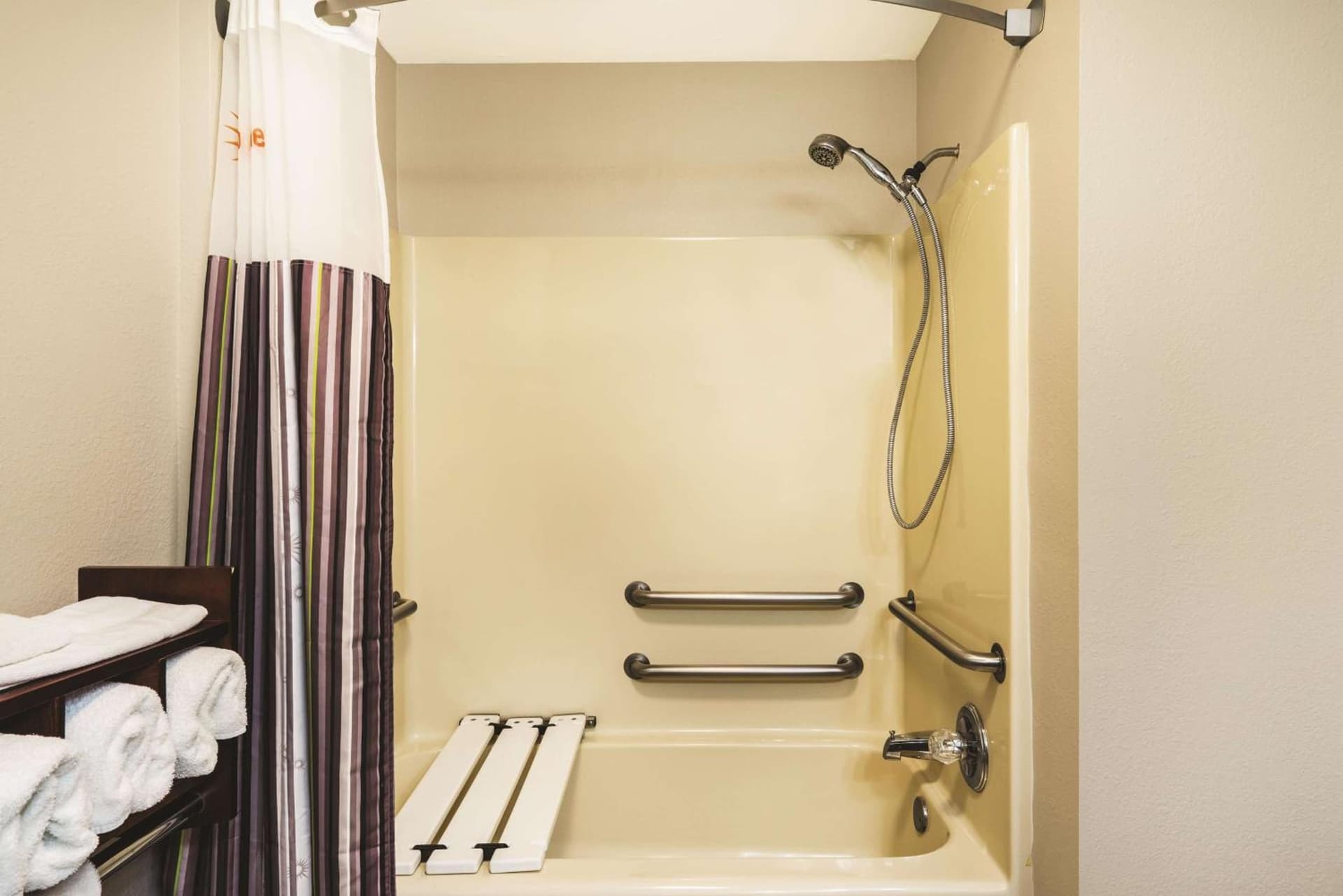 La Quinta Inn & Suites by Wyndham Louisville East gallery photo in Louisville, KY — image 53