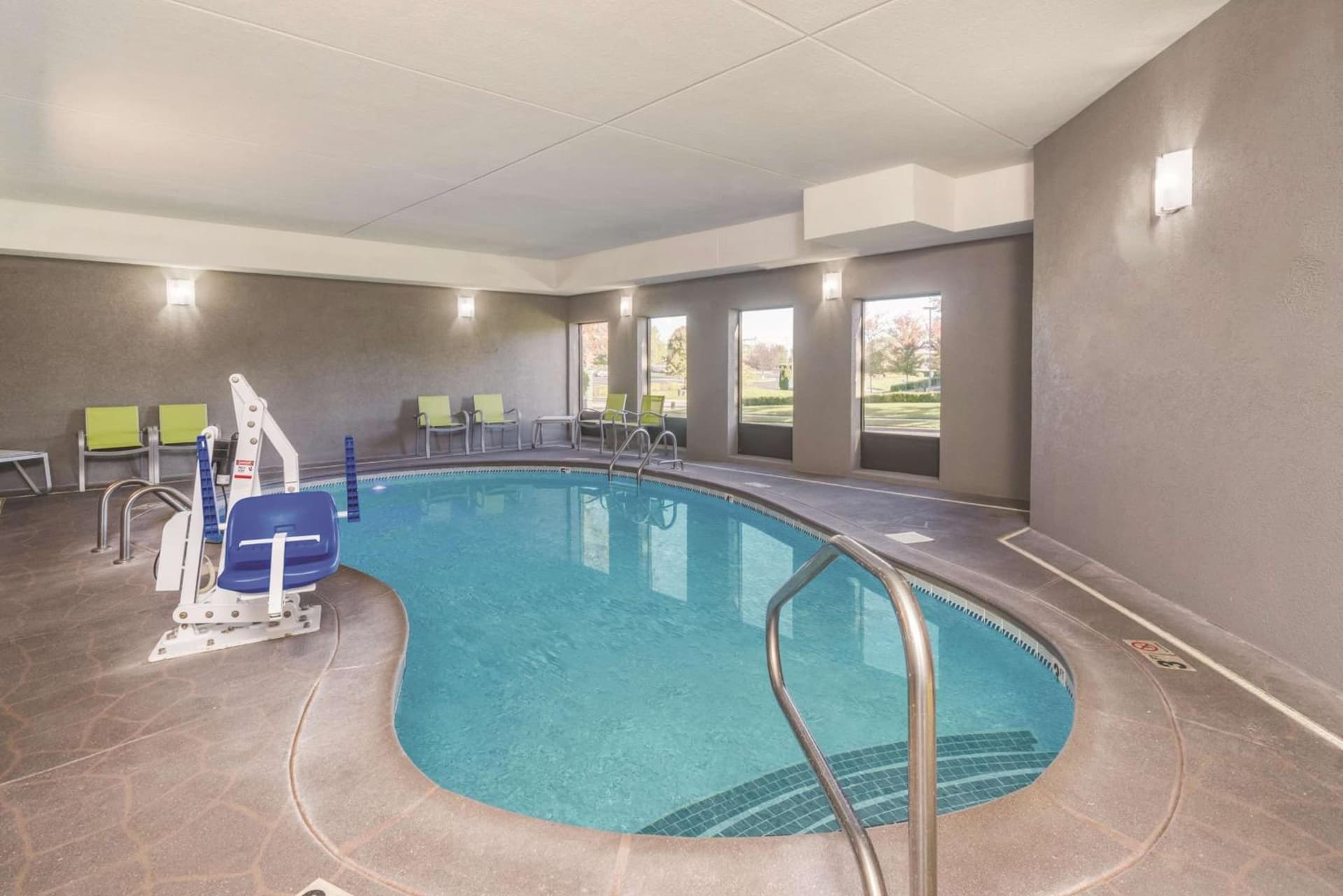 La Quinta Inn & Suites by Wyndham Louisville East gallery photo in Louisville, KY — image 16