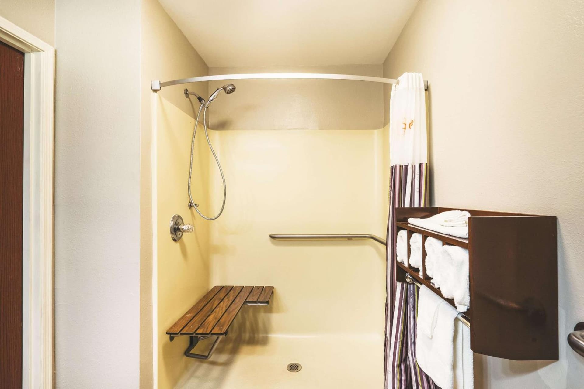 La Quinta Inn & Suites by Wyndham Louisville East gallery photo in Louisville, KY — image 22