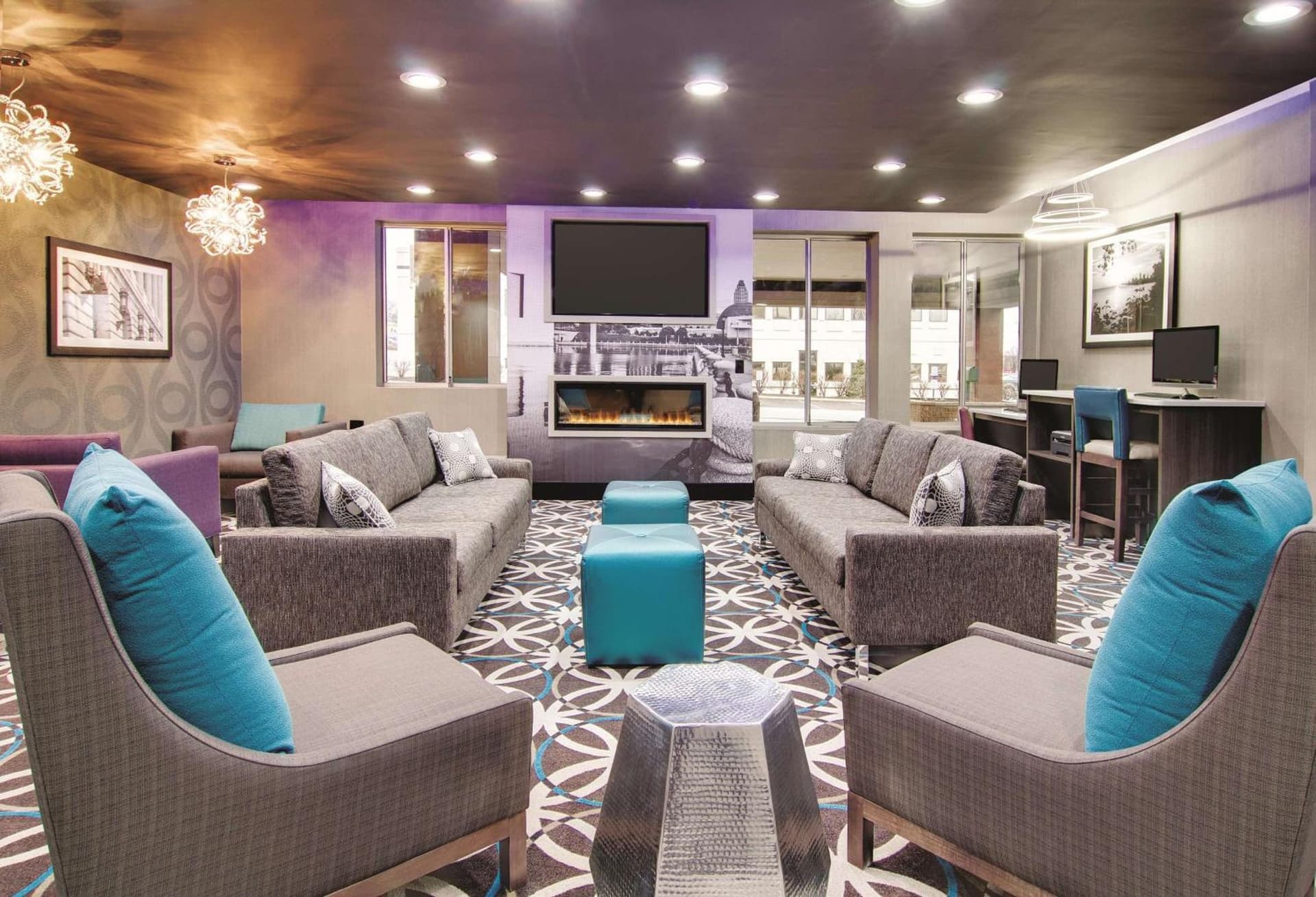 La Quinta Inn & Suites by Wyndham Cleveland Airport West gallery photo in North Olmsted, OH — image 10
