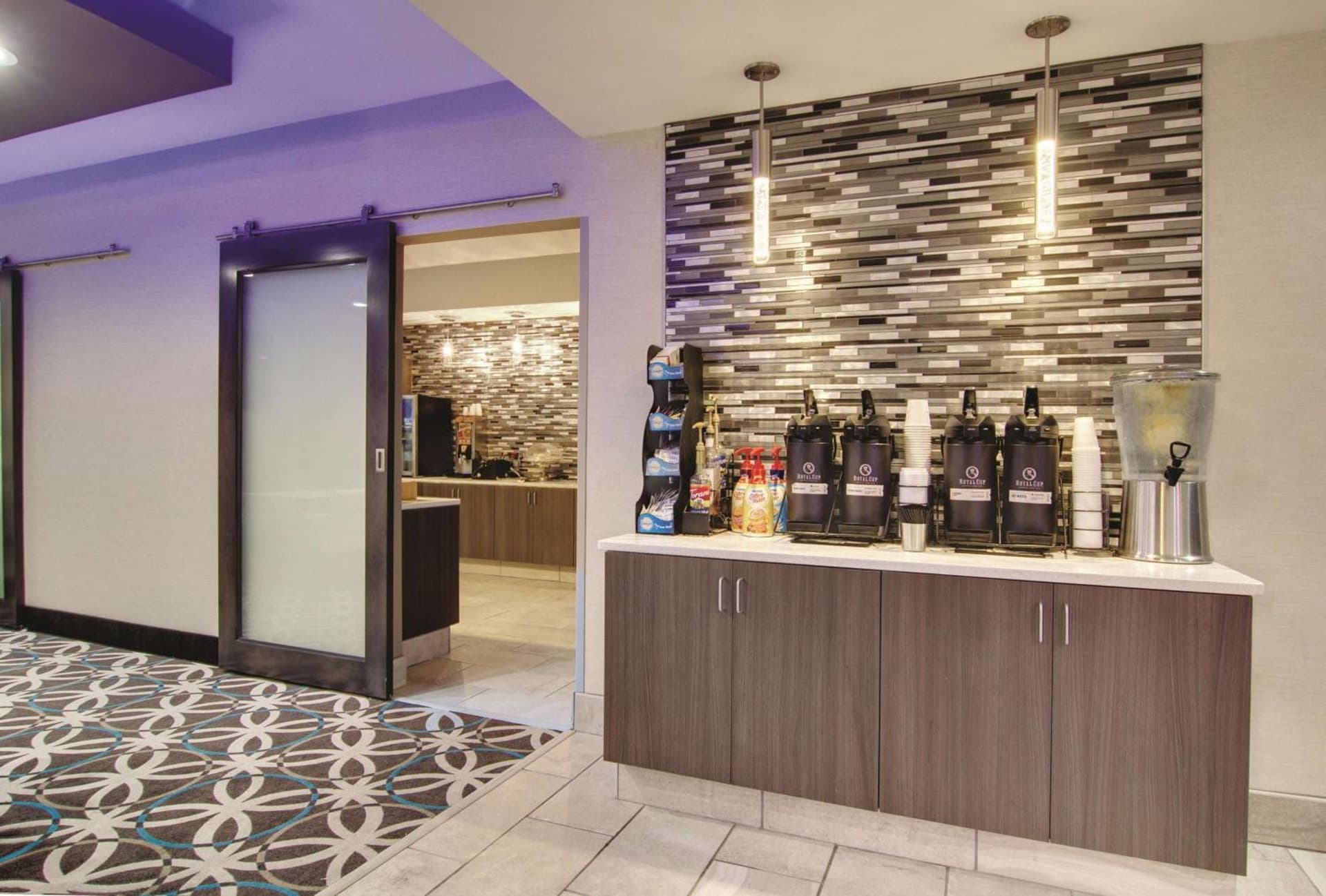 La Quinta Inn & Suites by Wyndham Cleveland Airport West gallery photo in North Olmsted, OH — image 29