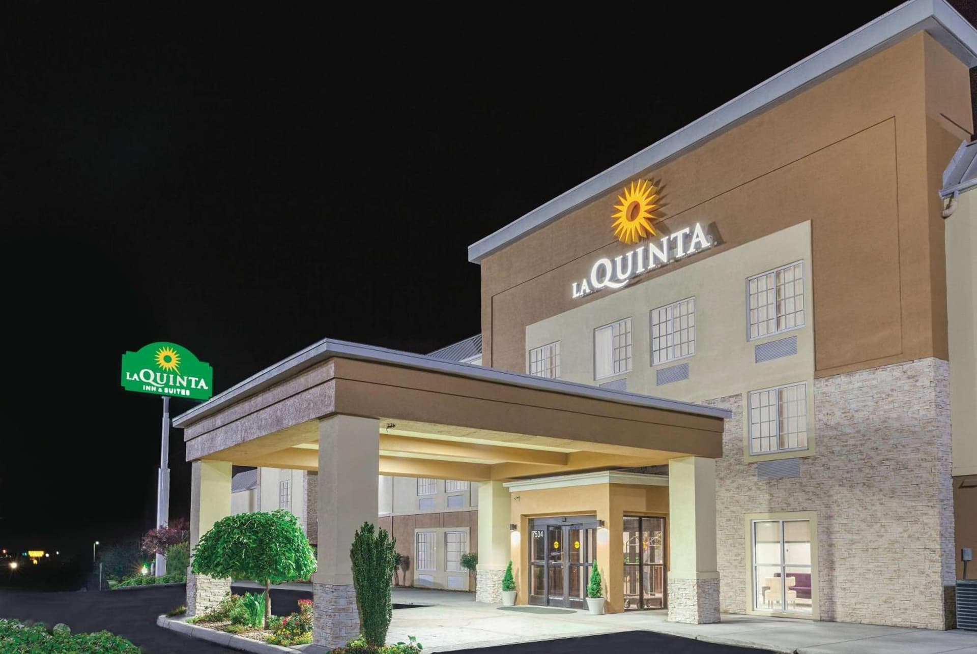La Quinta by Wyndham Knoxville North I-75 featured exterior or lobby in Knoxville, TN — similar hotel