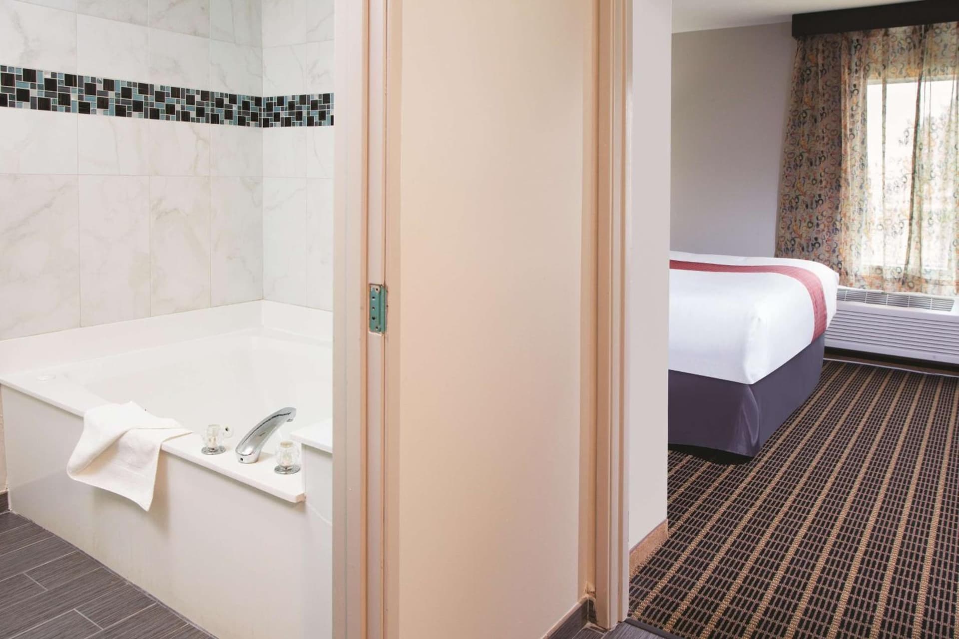 La Quinta by Wyndham Rockford interior in Rockford, IL — gallery photo 2