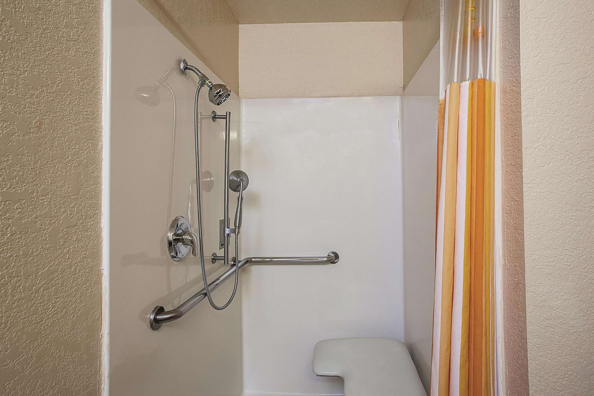 La Quinta by Wyndham Davis interior in Davis, CA — gallery photo 2
