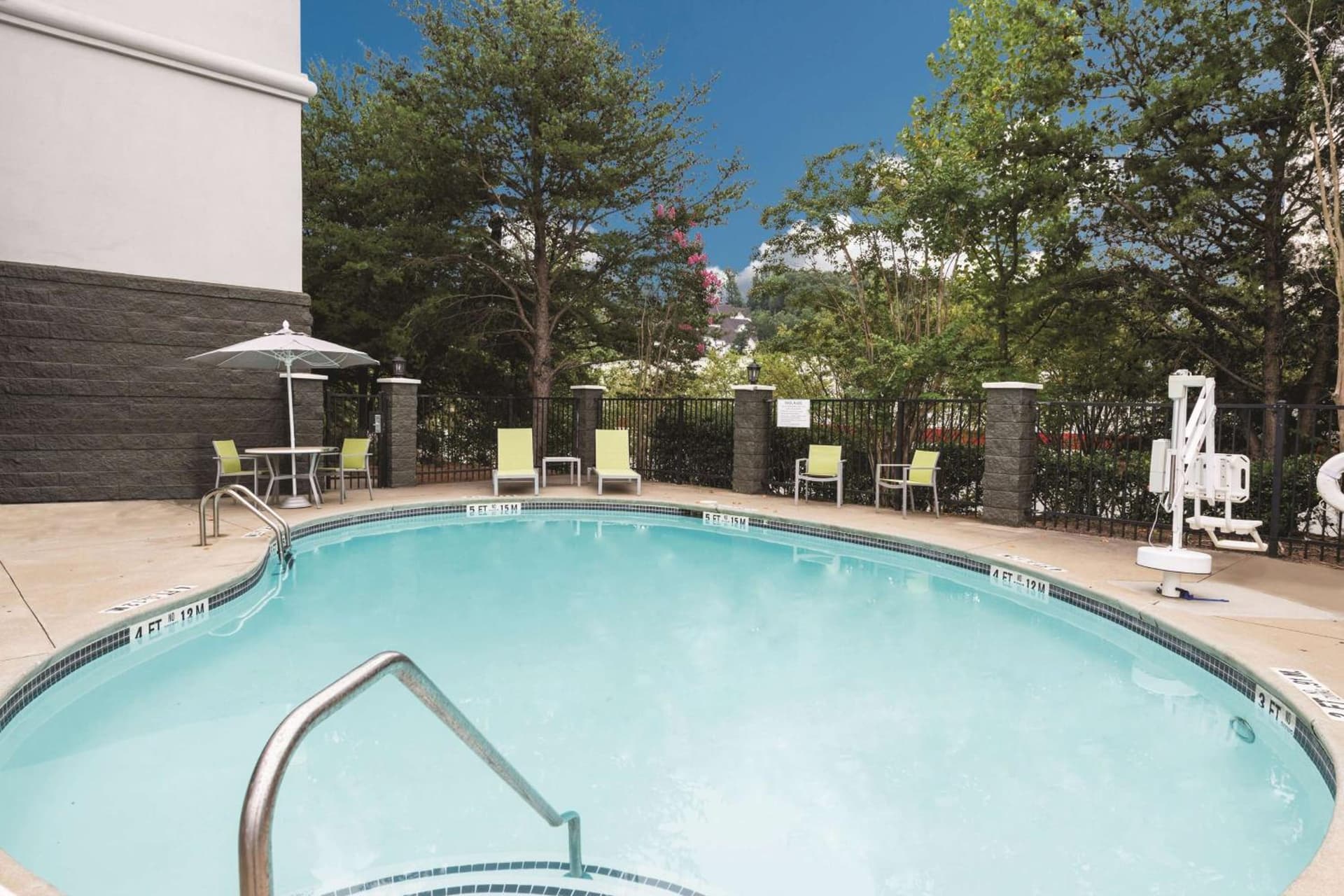 La Quinta by Wyndham Kennesaw interior in Kennesaw, GA — gallery photo 2