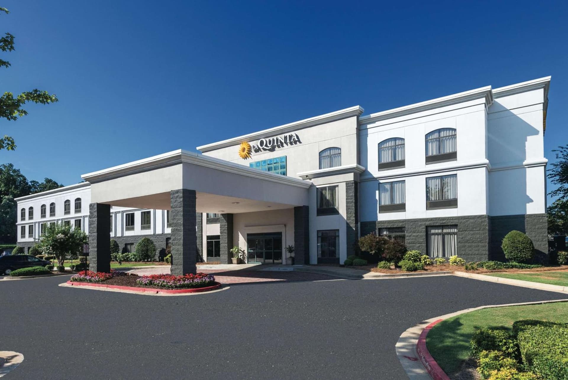 La Quinta by Wyndham Kennesaw exterior or lobby in Kennesaw, GA — main listing photo