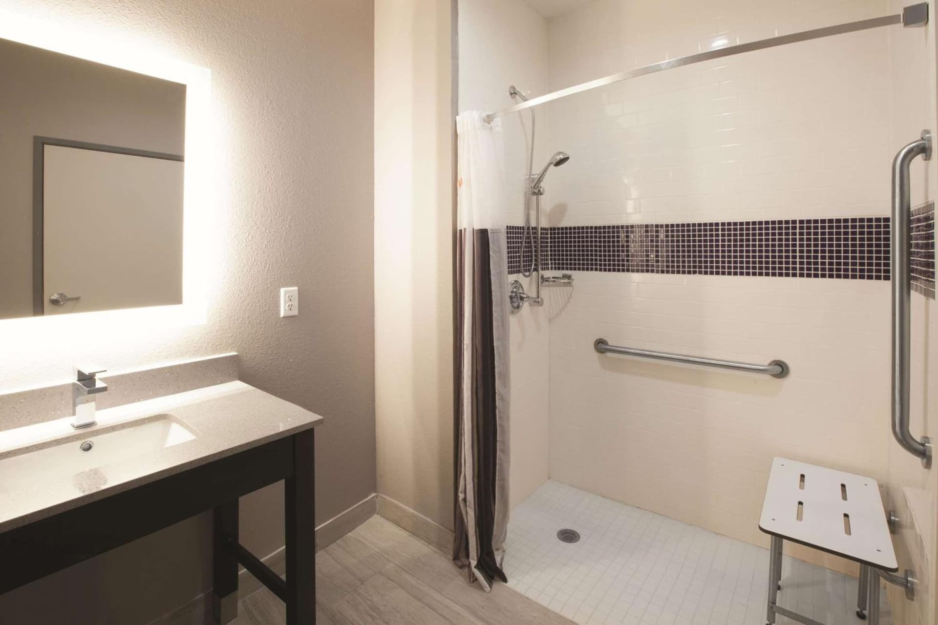 La Quinta by Wyndham Kingsville interior in Kingsville, TX — gallery photo 2