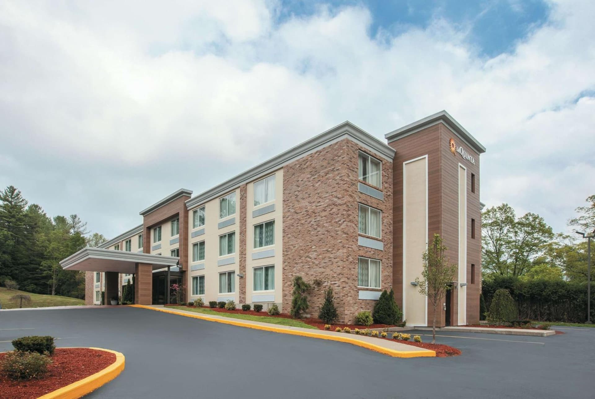 La Quinta by Wyndham Sturbridge featured exterior or lobby in Sturbridge, MA — similar hotel