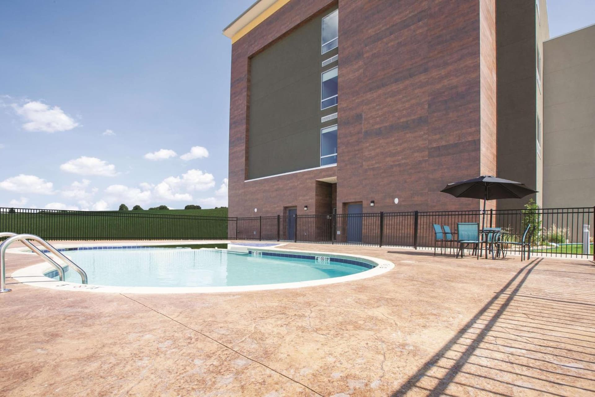 La Quinta by Wyndham Tulsa Broken Arrow gallery photo in Broken Arrow, OK — image 9