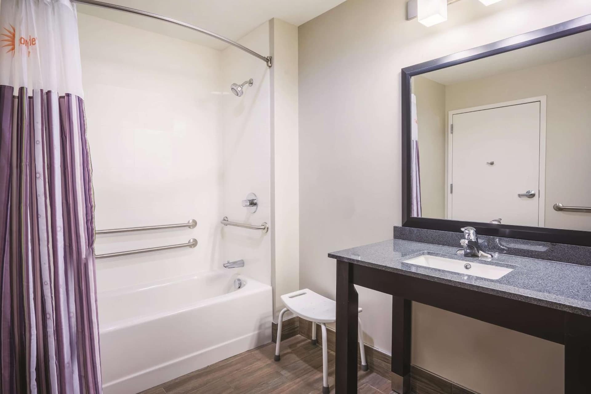 La Quinta Inn & Suites by Wyndham Clifton Park Saratoga Area 1749 Route 9 gallery photo in Clifton Park, NY — image 8
