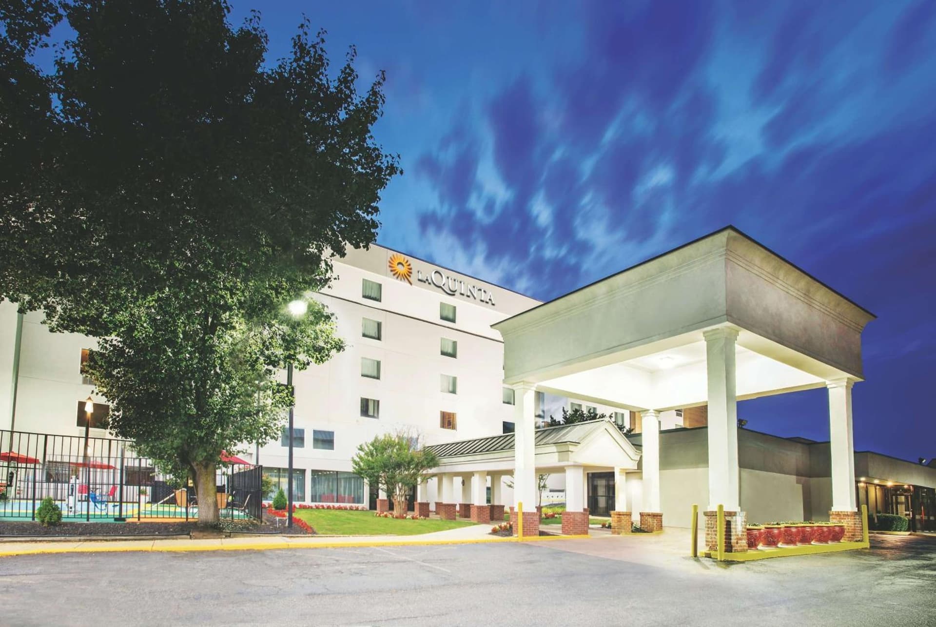 La Quinta Inn & Suites by Wyndham DC Metro Capital Beltway property views in Capitol Heights, MD — gallery photo 3